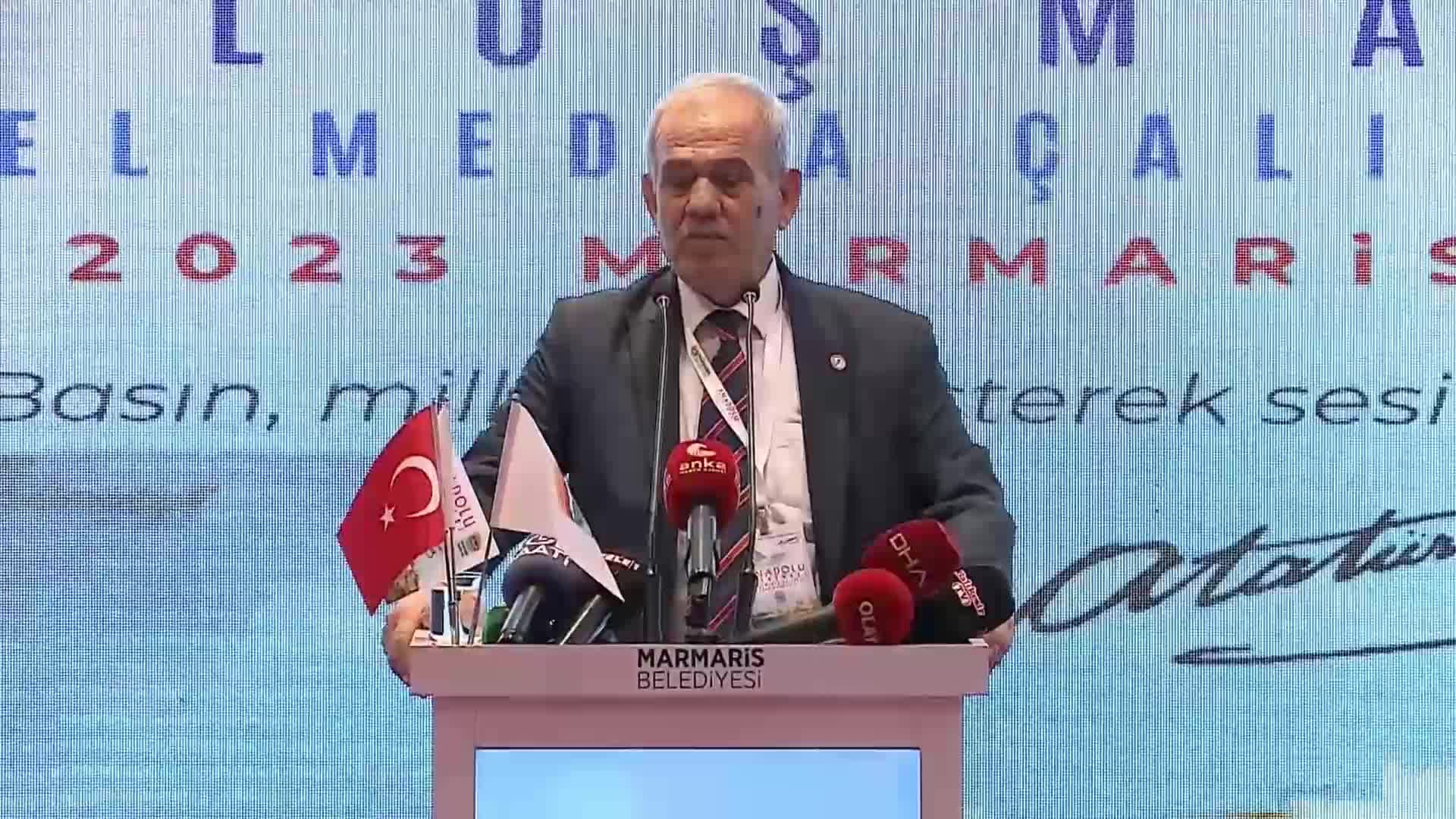 CHP’NİN YEREL MEDYA ÇALIŞTAYI… YILMAZ KARACA: ANADOLU, TRAKYA CAYIR CAYIR YANIYOR. ANADOLU’DA ŞU ANDA GAZETECİLERİN YÜZDE 60’I ASGARİ ÜCRET BİLE ALAMIYOR. ASGARİ ÜCRET ALAMADIĞI GİBİ; ÇALIŞANIN BANKA KARTI, GAZETENİN MUHASEBECİSİNİN CEBİNDE”