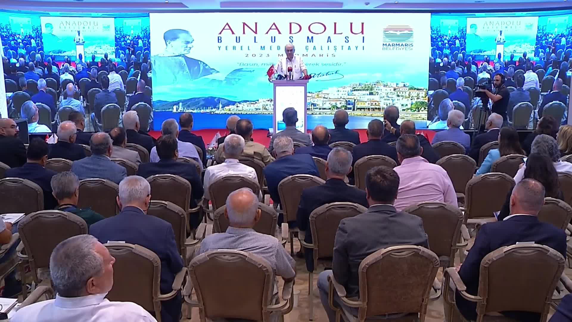 CHP’NİN YEREL MEDYA ÇALIŞTAYI... AHMET ABDULLAHOĞLU: “YIKILAN BİR ŞEHİRDE GAZETE ÇIKARMAK NE KADAR AKILLI OLUR, ÖNCE O HALKIN AYAĞA KALKMASI LAZIM Kİ BİZ GAZETELERİMİZİ BASALIM”