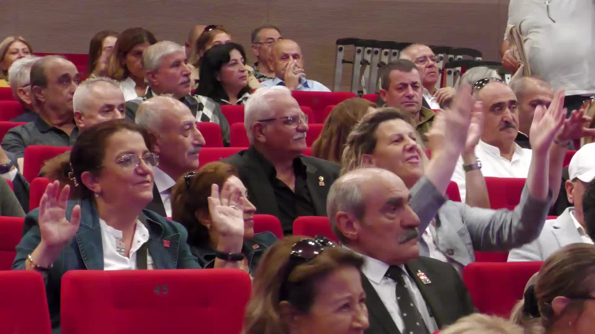 CHP 38. OLAĞAN İSTANBUL İL KONGRESİ BAŞLADI... CANPOLAT İLE ÇELİK’İN YARIŞACAĞI KONGREDE DİVAN BAŞKANLIĞI’NA ÇETİN SOYSAL SEÇİLDİ