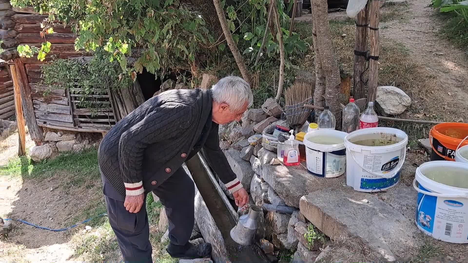 ARTVİN'DE BOŞALTILAN BAĞLIK MAHALLESİNE 38 YIL SONRA GERİ DÖNEN CAFER BALCI TEK BAŞINA YAŞAMAYA ÇALIŞIYOR