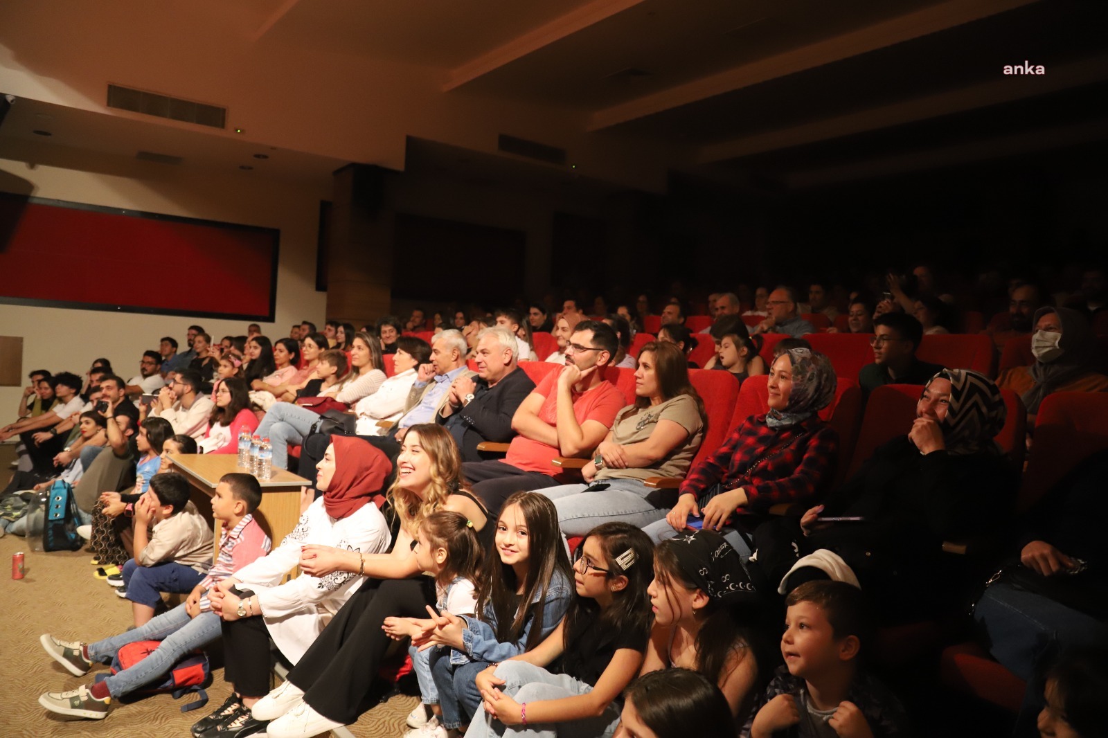 TURGUTLU BELEDİYESİ TİYATRO EKİBİ SEZONU 'YAKINDAN KUMANDA 2' OYUNUYLA AÇTI