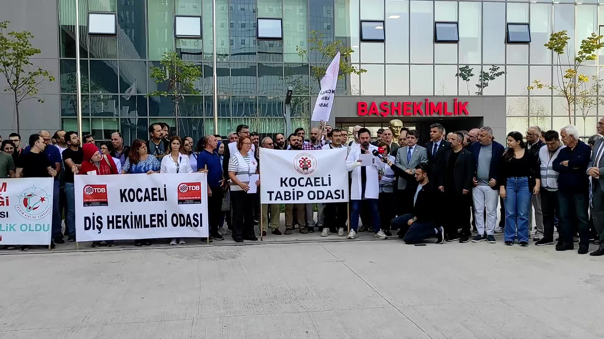 KOCAELİ'NDE HASTA YAKINLARININ 3 HEKİME SALDIRISI PROTESTO EDİLDİ: "GENEL GREV DAHİL HER TÜRLÜ EYLEM KARARINI ALMAKTAN GERİ DURMAYIZ"