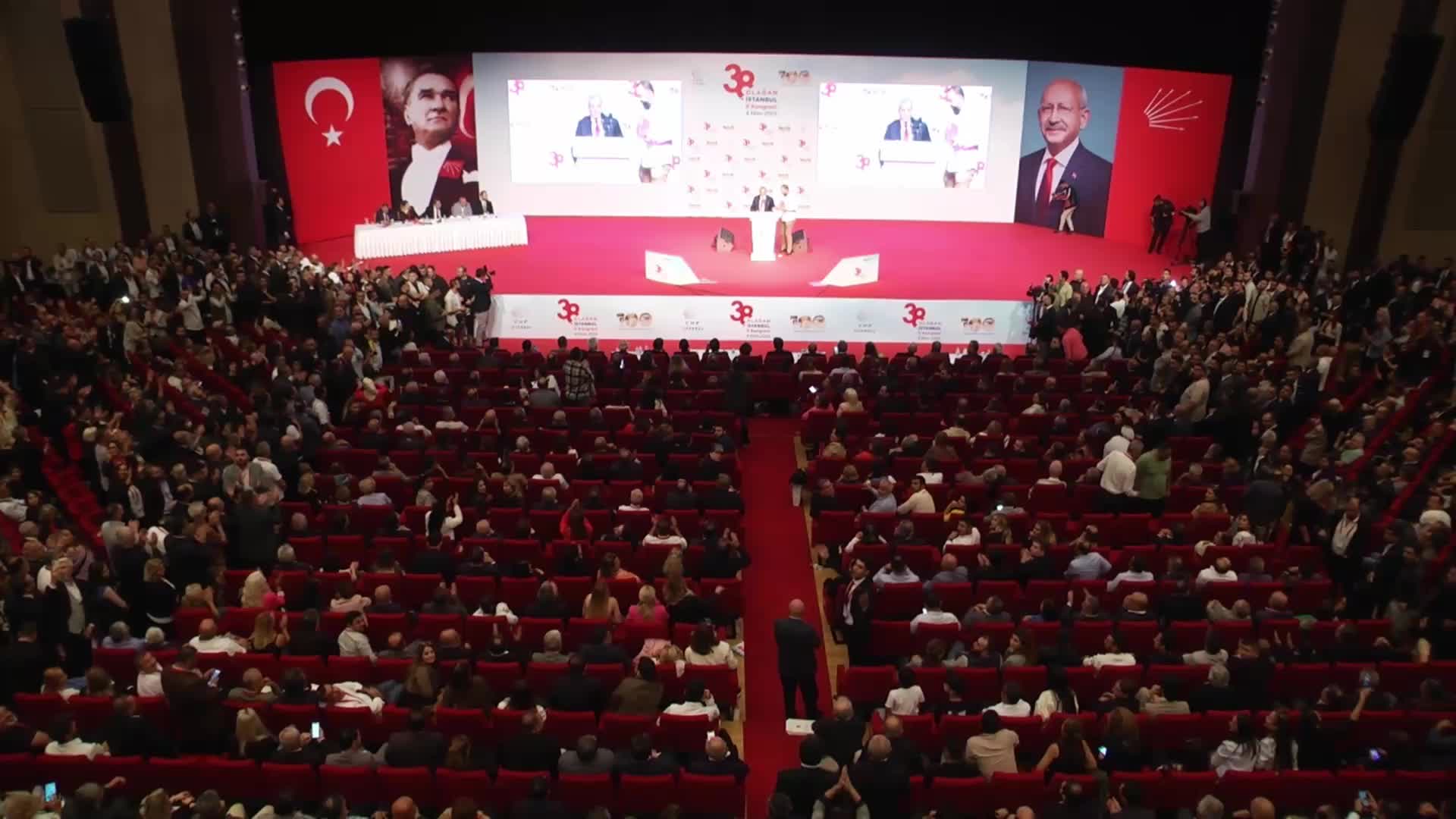 CHP İSTANBUL İL KONGRESİ... CEMAL CANPOLAT: "HEPİNİZ ORALARDA DOLAŞACAKSINIZ, SONRA DÖNECEKSİNİZ KILIÇDAROĞLU'NU SIRTINDAN BIÇAKLAMAYA KALKACAKSINIZ, KILIÇDAROĞLU'NU SİZE YEDİRMEYECEĞİZ"