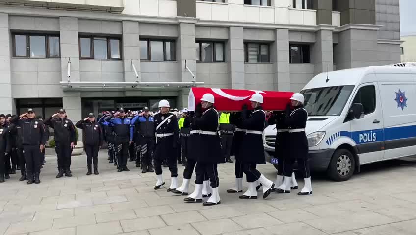 BÜYÜKÇEKMECE'DE BİR İHBAR ÜZERİNE GİTTİĞİ EVDEN AÇILAN ATEŞ SONUCU ŞEHİT OLAN POLİS CİHAT ERMİŞ'İN CENAZESİ, TOPRAĞA VERİLMEK ÜZERE MEMLEKETİ ANKARA'YA UĞURLANDI