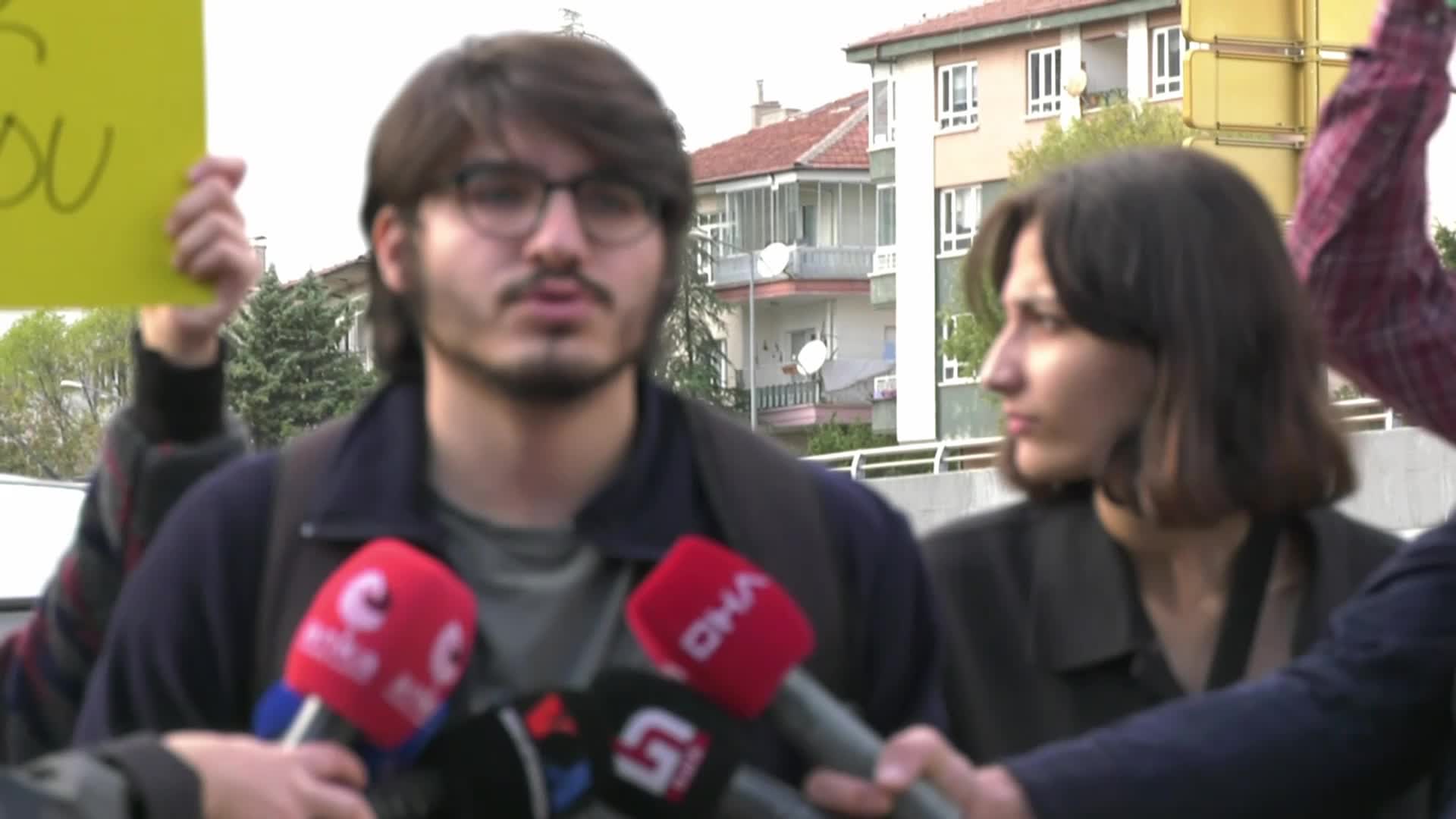 "BARINAMIYORUZ HAREKETİ", GENÇLİK VE SPOR BAKANLIĞI ÖNÜNDE… ŞEVVAL SARI: “BİZİ GÖRMEK VE DUYMAK ZORUNDASINIZ. ÇÜNKÜ BU SORUN ÇÖZÜLEBİLİR. EĞER BİZİ GÖRMEZSENİZ MECBUR KALDIĞIMIZ SOKAKLARA ÇADIRLARLA GERİ DÖNECEĞİZ”