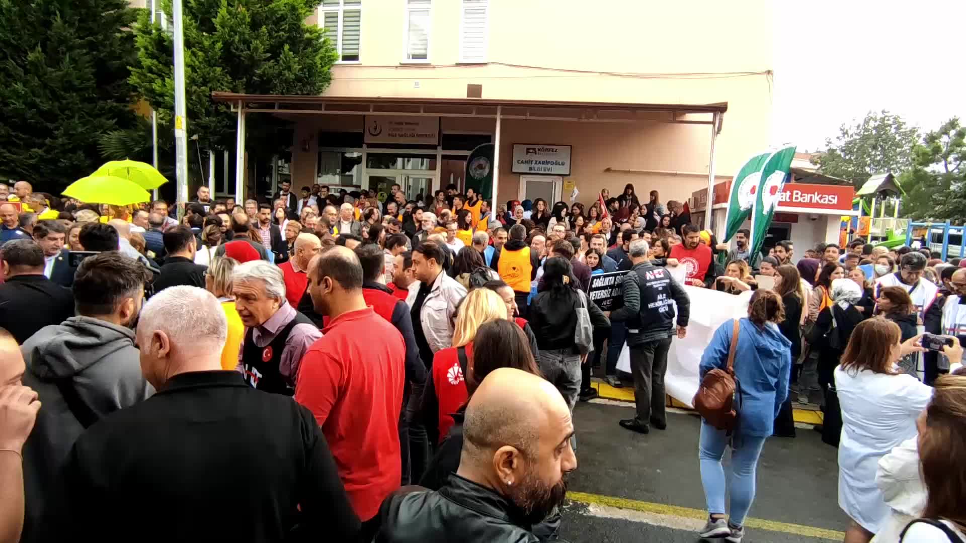 KOCAELİ’DE SAĞLIK ÇALIŞANLARI, ÜÇ HEKİMİN DARP EDİLDİĞİ AİLE SAĞLIĞI MERKEZİ ÖNÜNDEN SESLENDİ: “EN ACİL ŞEKİLDE TEDBİR ALINMASINI İSTİYORUZ”