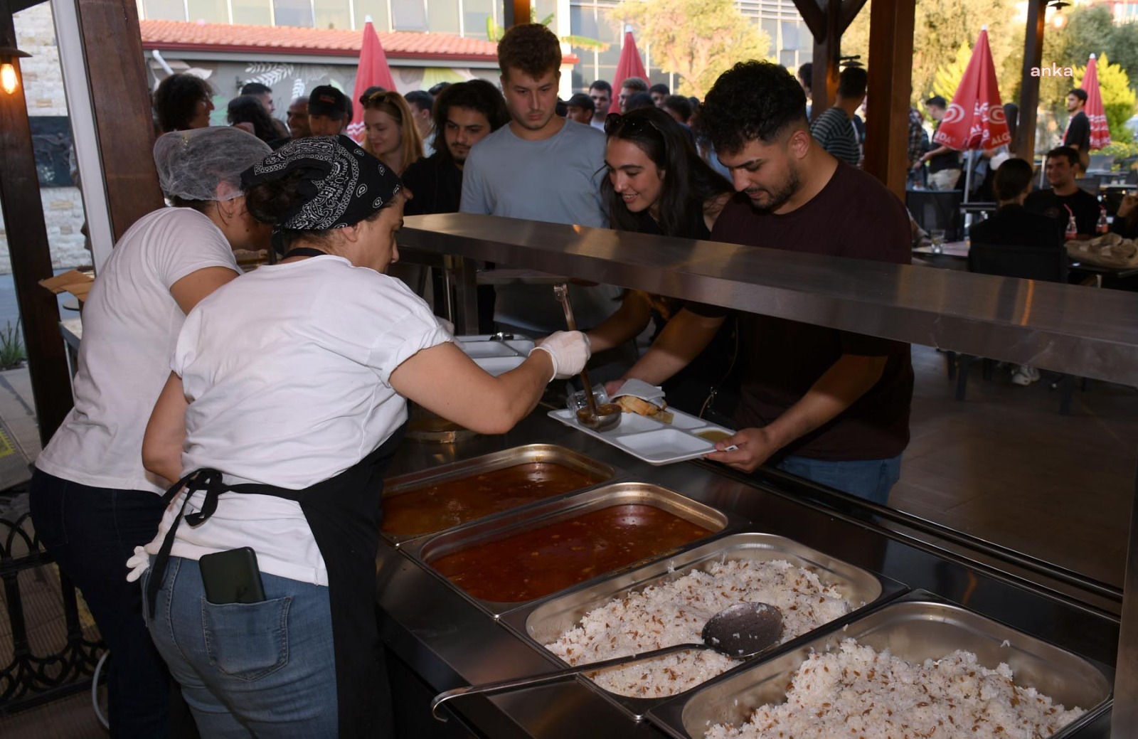 KUŞADASI BELEDİYESİ SOFRASINI BU YIL DA ÜNİVERSİTE ÖĞRENCİLERİNE AÇTI