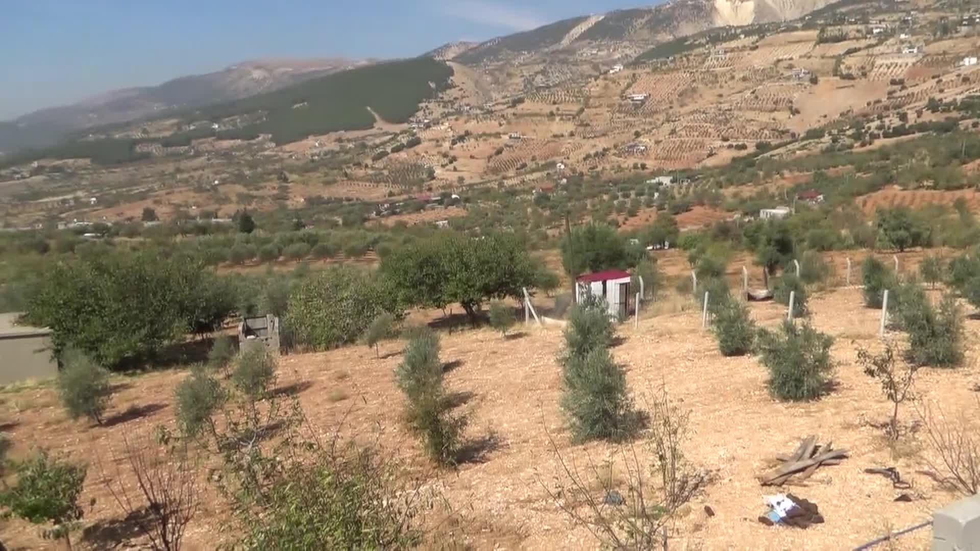 KAHRAMANMARAŞLI DEPREMZEDE: "SUYUMUZ YOK. KURTLU BİDONLARIN İÇERİSİNDEKİ SULARI KULLANIYORUZ"