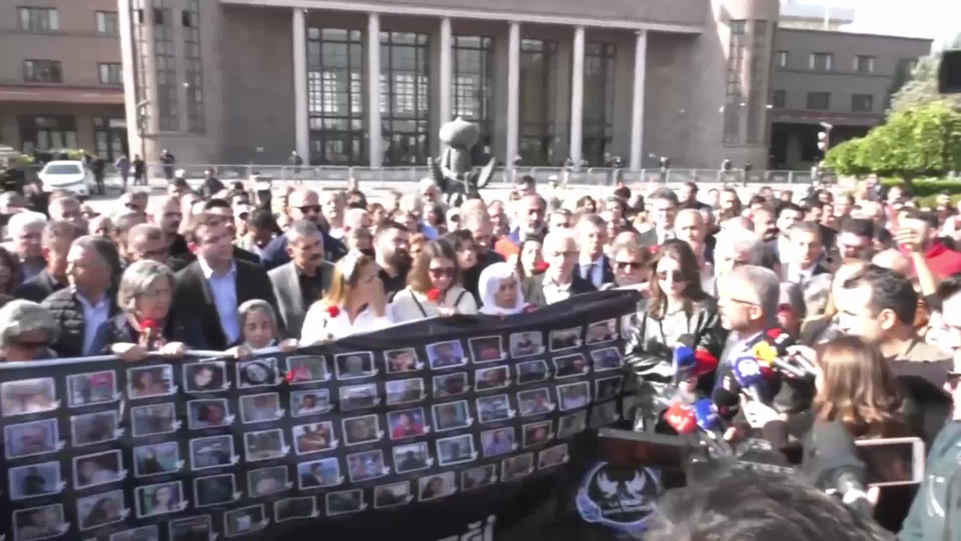 10 EKİM KATLİAMINDA YAŞAMINI YİTİRENLER ANKARA'DA ANILDI... İSHAK KOCABIYIK: “BİZİM YAŞADIĞIMIZ HAYAT, BU MEYDANDA KATLEDİLEN 104 KARDEŞİMİZDEN KALAN ÖMÜRDÜR. BU MEYDAN ‘BARIŞ MEYDANI’ OLUNCAYA KADAR BURADAYIZ”