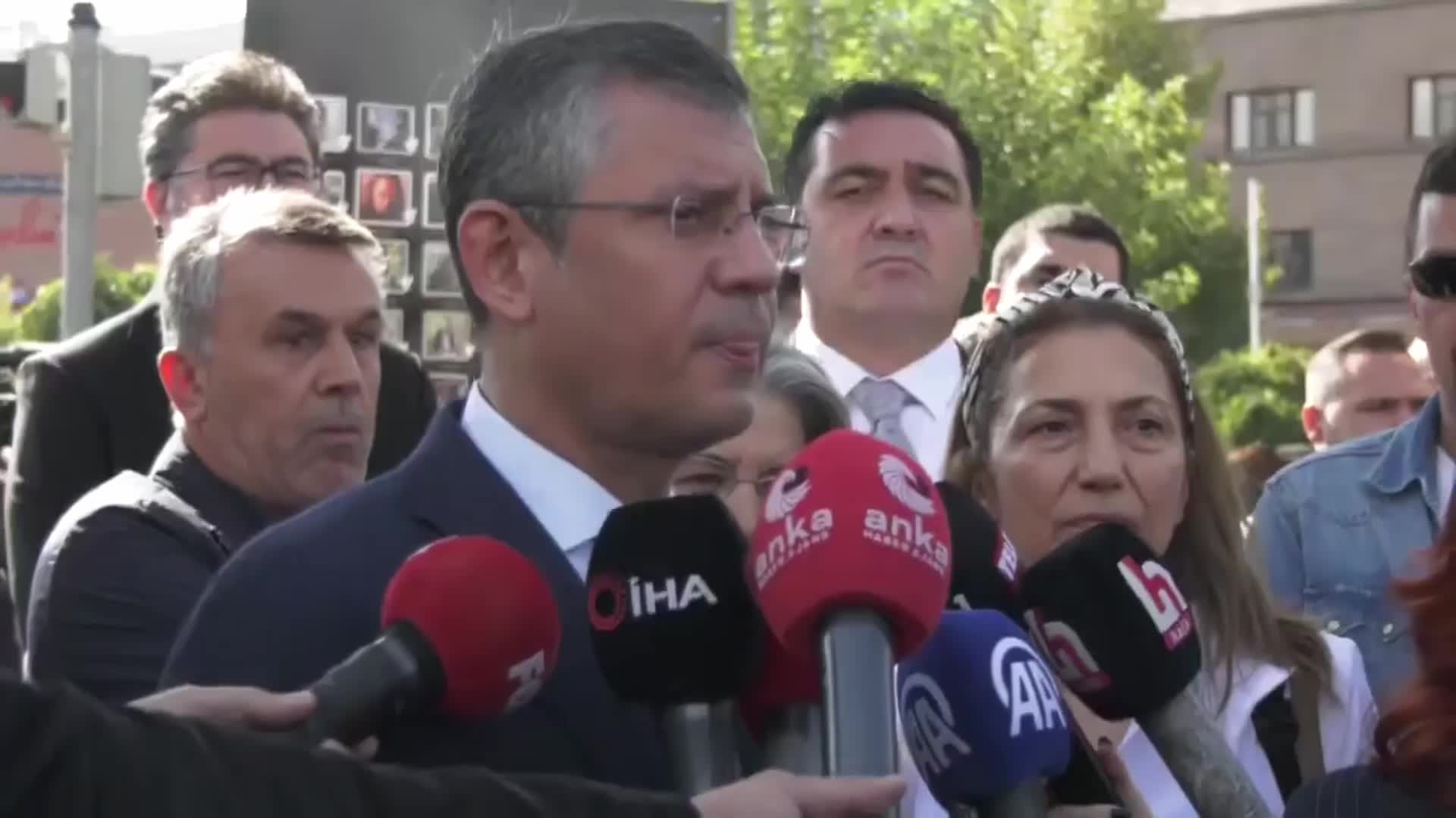 ÖZGÜR ÖZEL, KATLİAMIN SEKİZİNCİ YILINDA ANKARA GARI ÖNÜNDE: “SEKİZ YILDIR BİR ANNE, DURMADAN AĞLAR MI? SEKİZ YILDIR ADALETE ULAŞAMADIKLARI İÇİN AĞLIYORLAR, SESLERİNİ DUYAN YOK”
