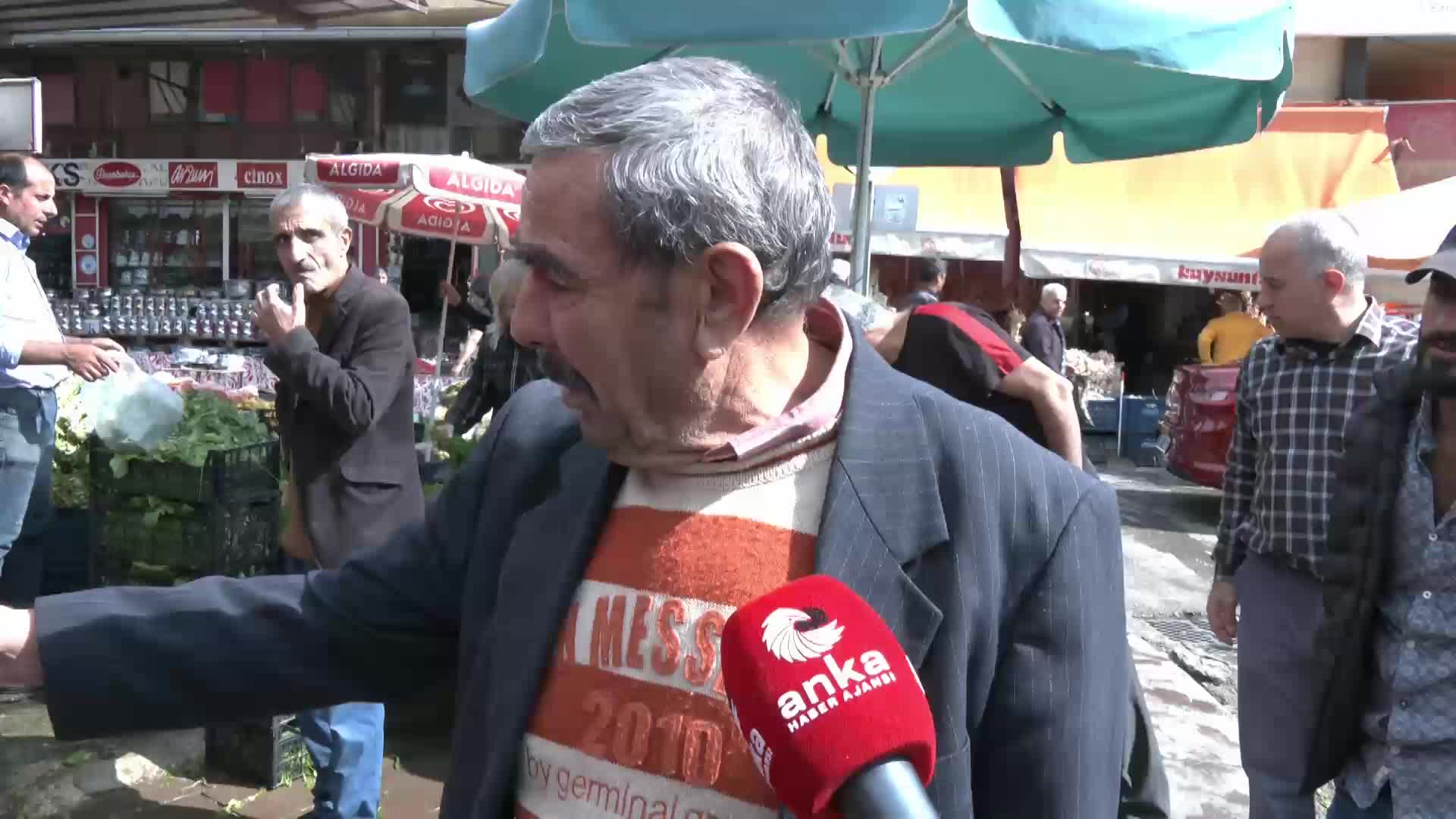 EMEKLİLERDEN CUMHURBAŞKANI ERDOĞAN'A TEPKİ: "BUZDOLABI BOZULDU, ALAMIYORUM. HANIMIM İNSÜLİN KULLANIYOR, BOZULDU. NE ALABİLİRİM BEN 5 BİN LİRAYLA? GEÇİNEMİYORUZ"