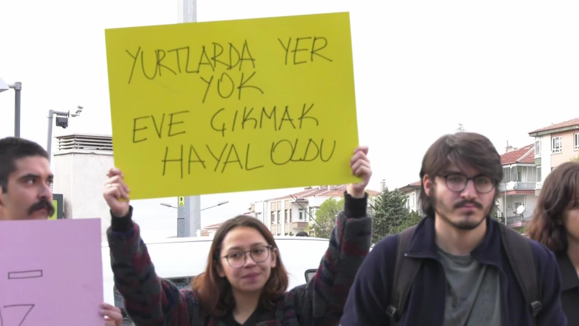 BARINAMIYORUZ HAREKETİ, GENÇLİK VE SPOR BAKANLIĞI'NA RAPOR SUNDU: “TÜRKİYE CUMHURİYETİ, HER 10 GENÇTEN YALNIZCA 1’İNE BARINMA DESTEĞİ SAĞLAYABİLİYOR”