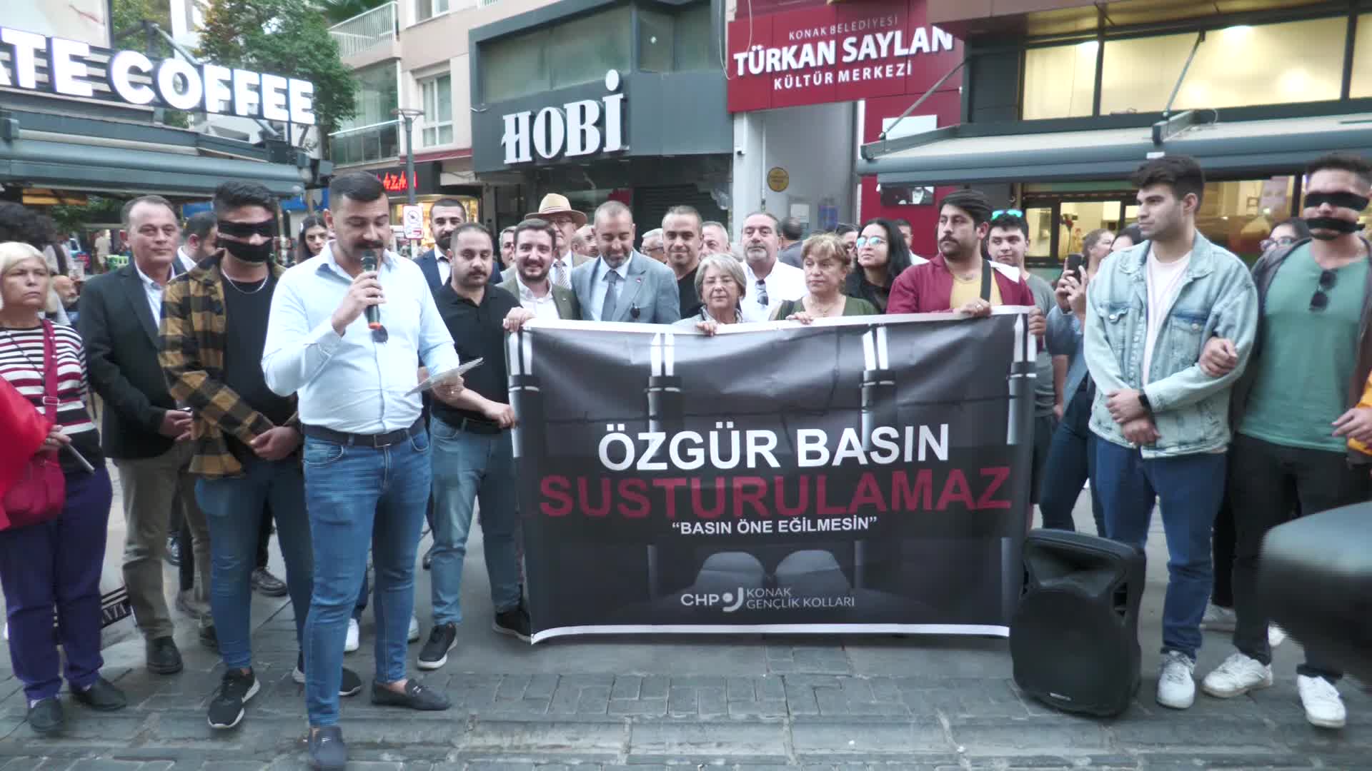 CHP KONAK GENÇLİK KOLLARI'NDAN "BASIN ÖZGÜRLÜĞÜ" AÇIKLAMASI: “PARDON' DENİLEREK SERBEST BIRAKILAN GAZETECİLERİMİZİN HAYATINDAN ÇALINAN HER BİR DAKİKA, ÜLKE TARİHİMİZE KARA BİR LEKE OLARAK GEÇMEKTEDİR”