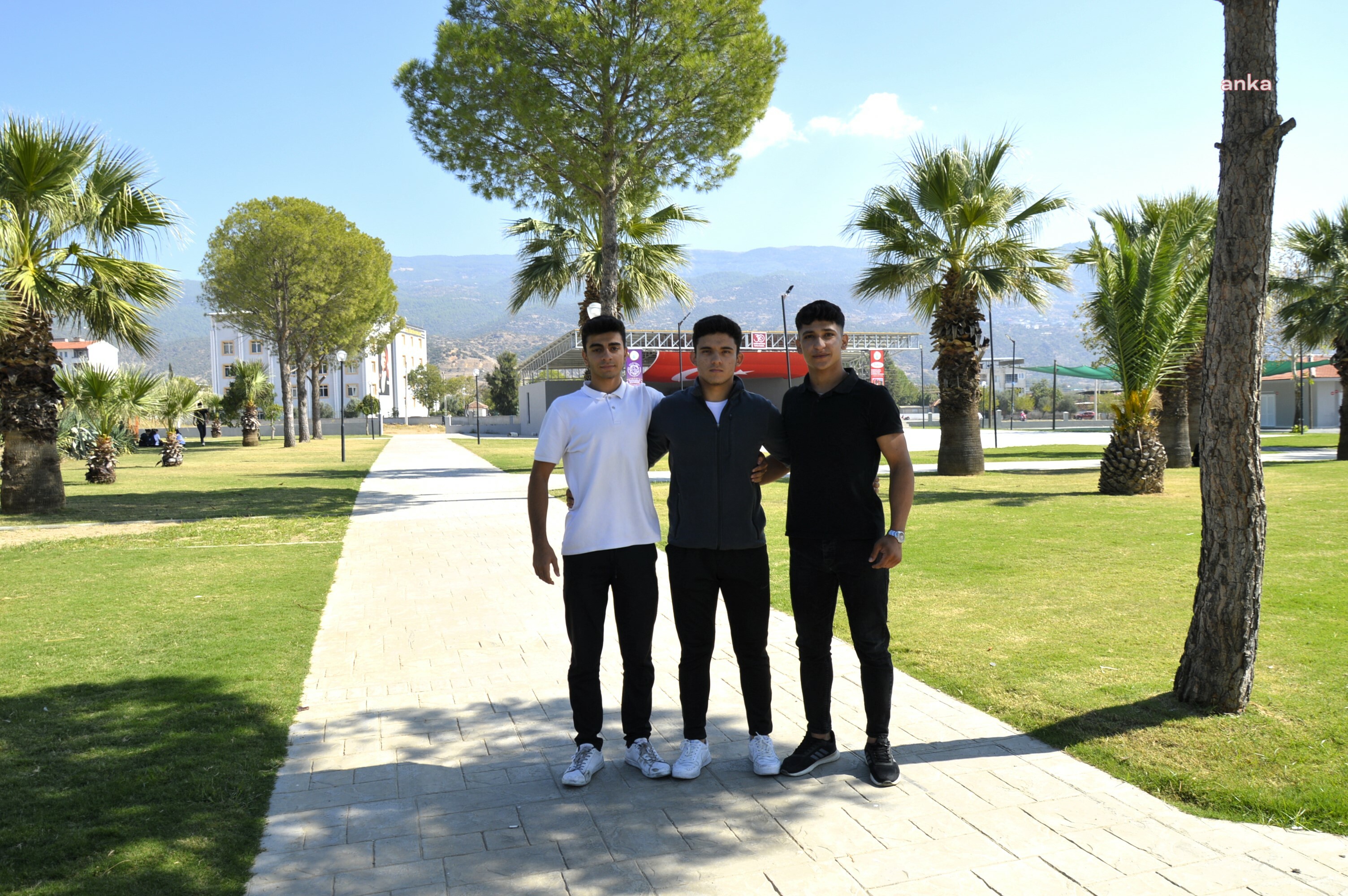 CUMHURİYET PARKI, ÇİNELİ ÖĞRENCİLERİ BULUŞTURUYOR