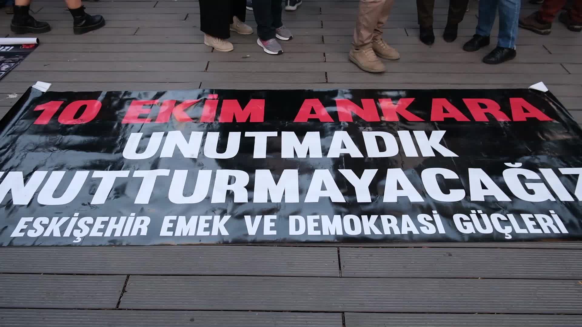 10 EKİM ANKARA GAR KATLİAMI'NDA HAYATINI KAYBEDENLER ESKİŞEHİR'DE ANILDI: "BİZLERİN ACILARINDAN OY DEVŞİRENLERİ ASLA AFFETMEYECEĞİZ"