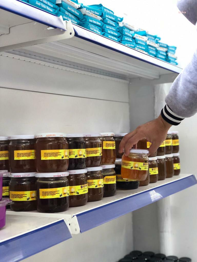 ODUNPAZARI ARIKÖY'DE BAL ÜRETTİRİYOR, HALK MARKET'TE İHTİYAÇ SAHİPLERİNE DAĞITIYOR