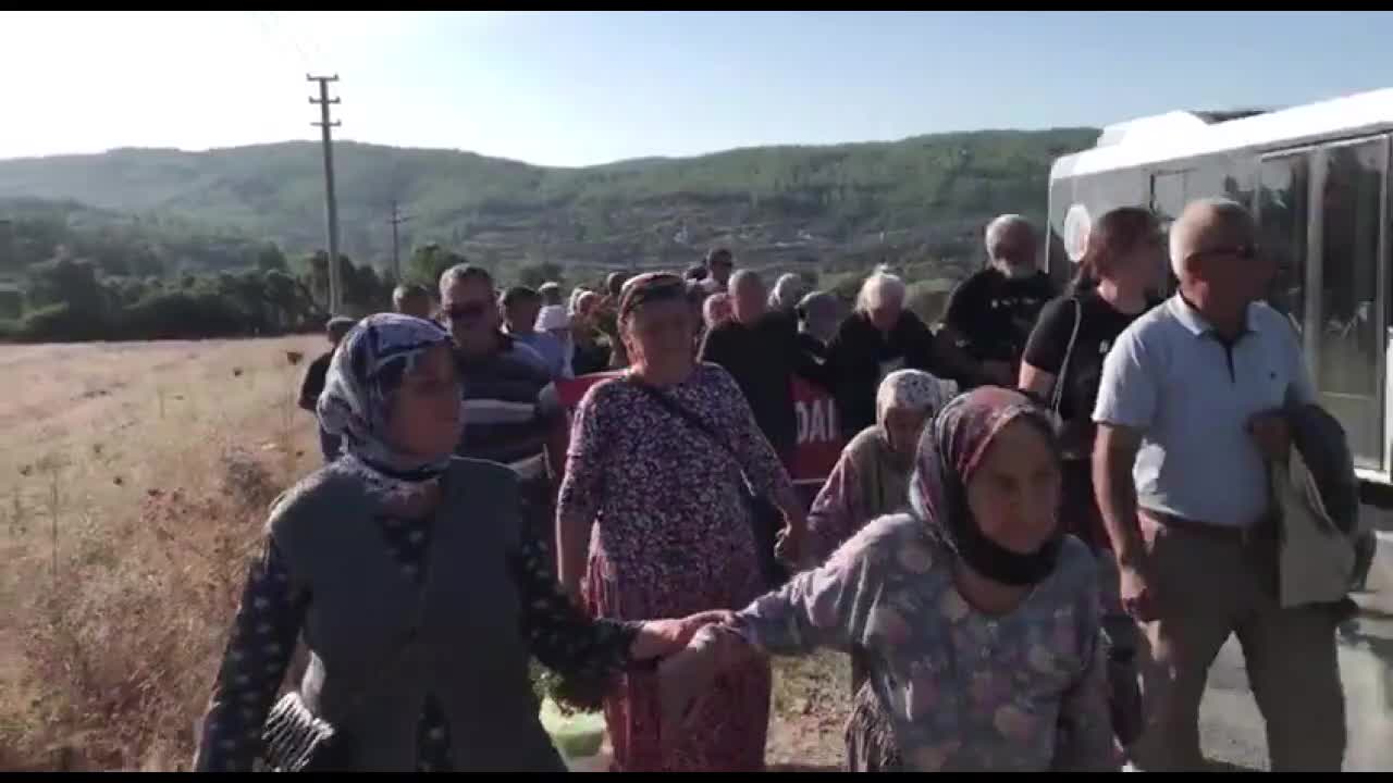 İKİZKÖYLÜLER, AKBELEN'DEN MUĞLA İDARE MAHKEMESİ'NE YÜRÜDÜ: "BİZİM MÜCADELEMİZ, TOPRAK, HAVA, SU İÇİN"