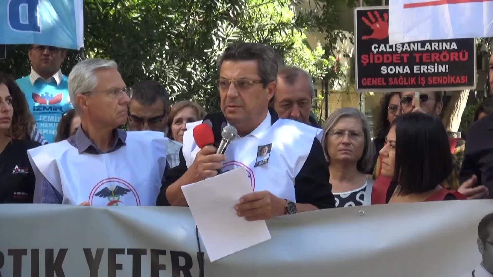 İZMİRLİ SAĞLIKÇILAR YETKİLİLERE SESLENDİ: "SAĞLIK KURULUŞLARI SUÇ MAHALLİ HALİNE GELMİŞTİR. SAĞLIK ÇALIŞANINA YÖNELİK FİZİKSEL ŞİDDET TUTUKLANMA SEBEBİ OLAN KATALOG SUÇLARA EKLENMELİDİR"