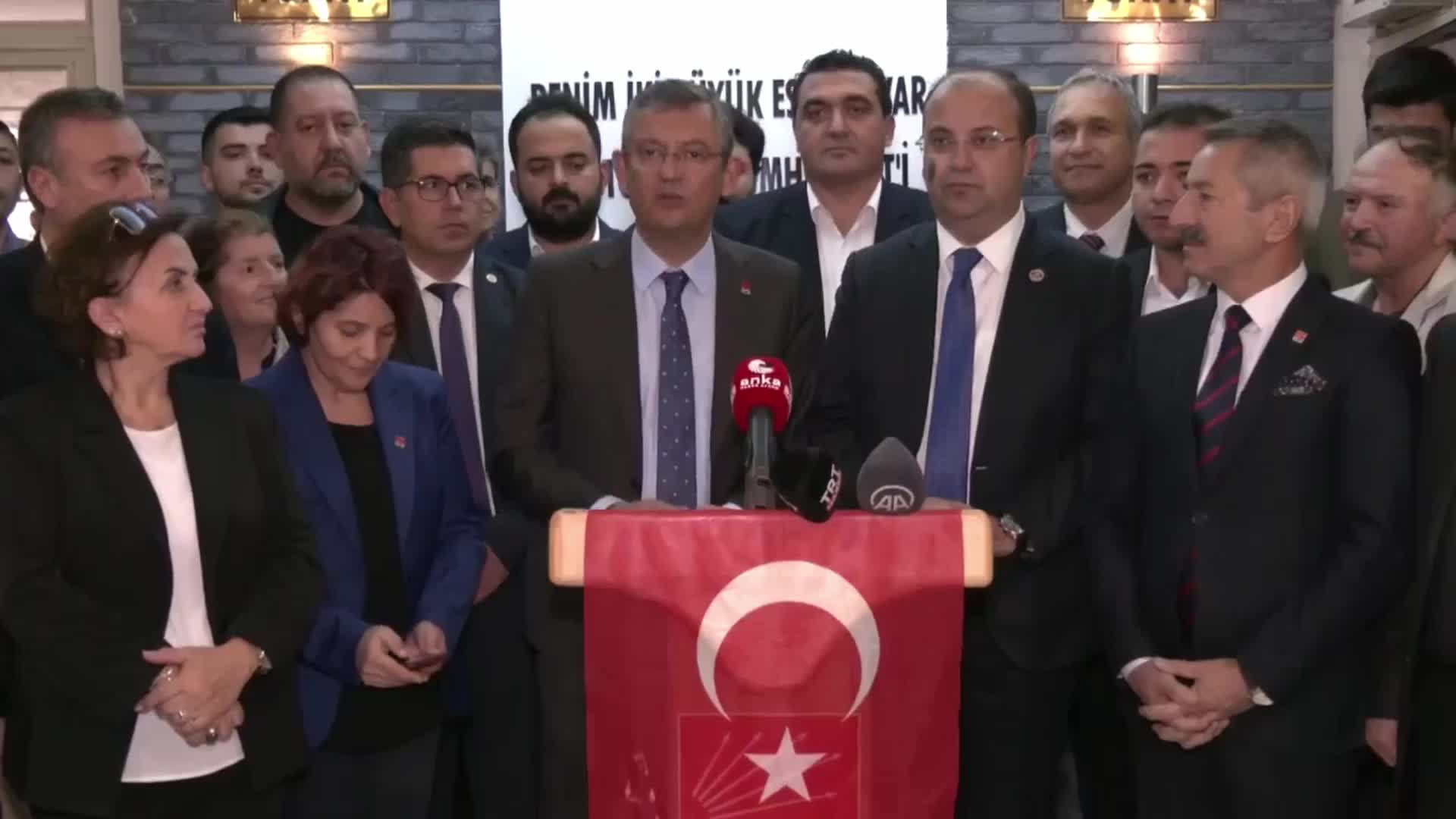 ÖZGÜR ÖZEL, TOKAT İL BAŞKANLIĞI'NI ZİYARET ETTİ: “DEĞİŞİMİ GENEL BAŞKANIN ŞAHSINA İNDİRGEME HAKSIZLIĞI YAPMIYORUZ. KADROLARI VE CHP’NİN SİYASET YAPIŞ BİÇİMİNİ DEĞİŞTİRMEK İSTİYORUZ”
