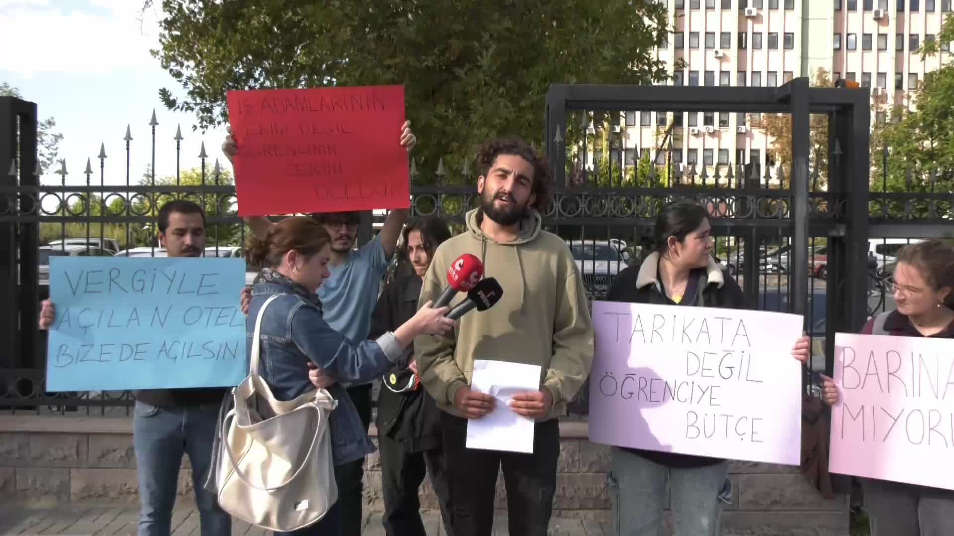 BARINAMIYORUZ HAREKETİ, KÜLTÜR VE TURİZM BAKANLIĞI'NA RAPOR SUNDU: "GENÇLİK VE SPOR BAKANLIĞI'NA BİR TANE BİLE TAŞINMAZ TAHSİS EDİLMEZKEN DİYANET İŞLERİ'NE 921 TAŞINMAZ TAHSİS EDİLDİ"