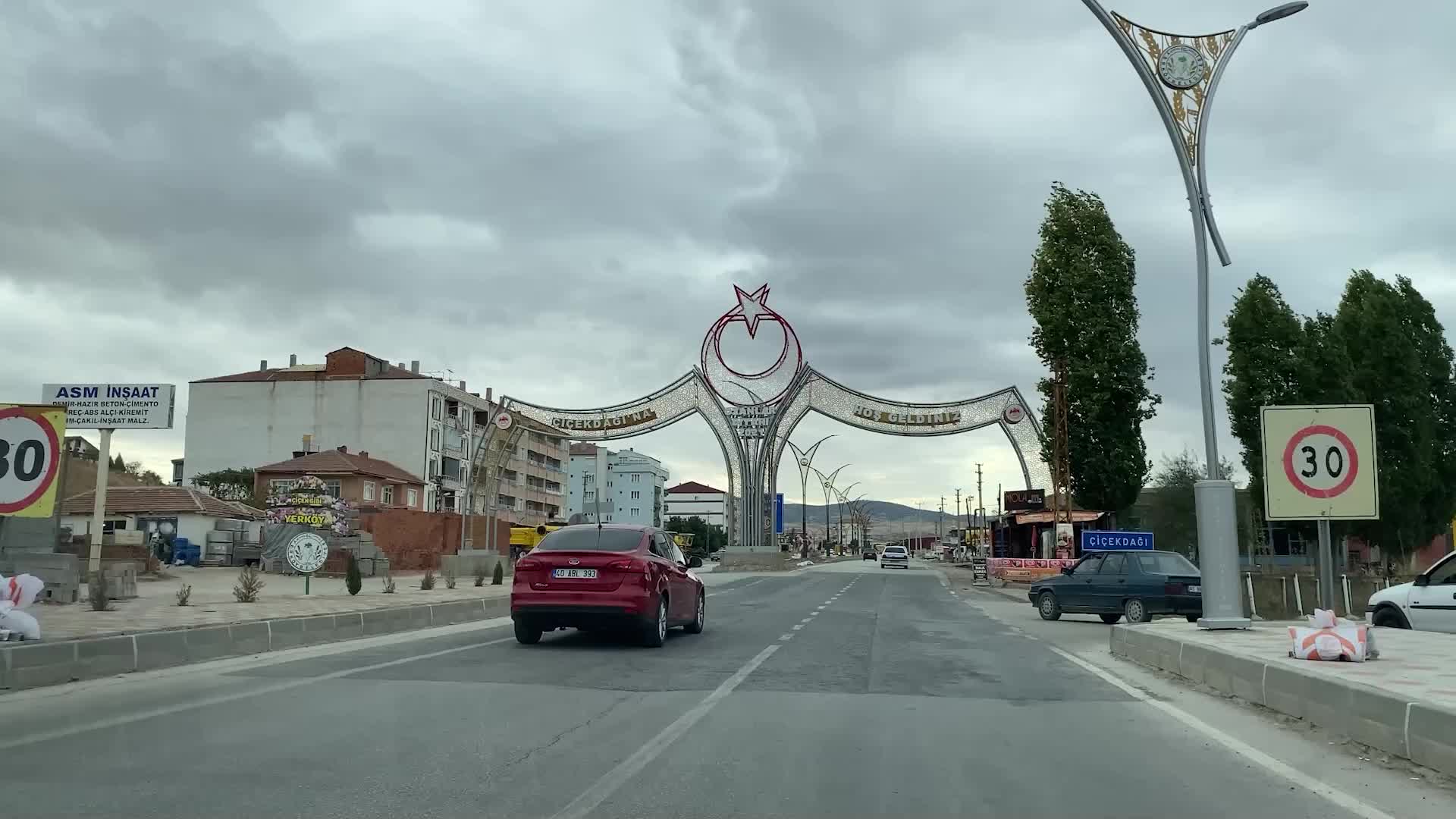 ARALARINDA BEŞ ADIM MESAFE BULUNAN YOZGAT'IN YERKÖY İLE KIRŞEHİR'İN ÇİÇEKDAĞI İLÇELERİ BİRLEŞMEK İSTİYOR