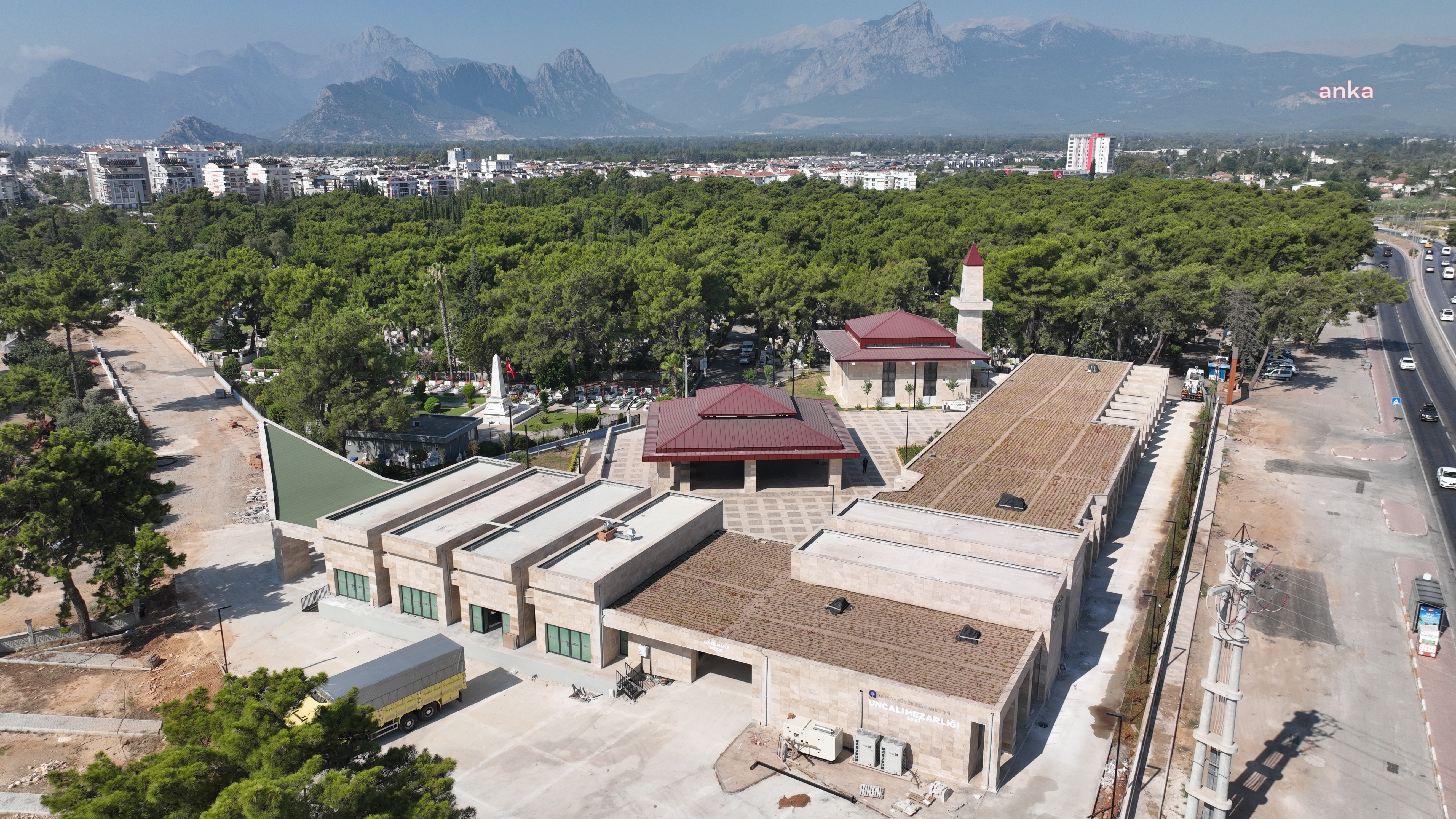 ANTALYA BÜYÜKŞEHİR, UNCALI KENT MEZARLIĞI'NI YENİLEDİ