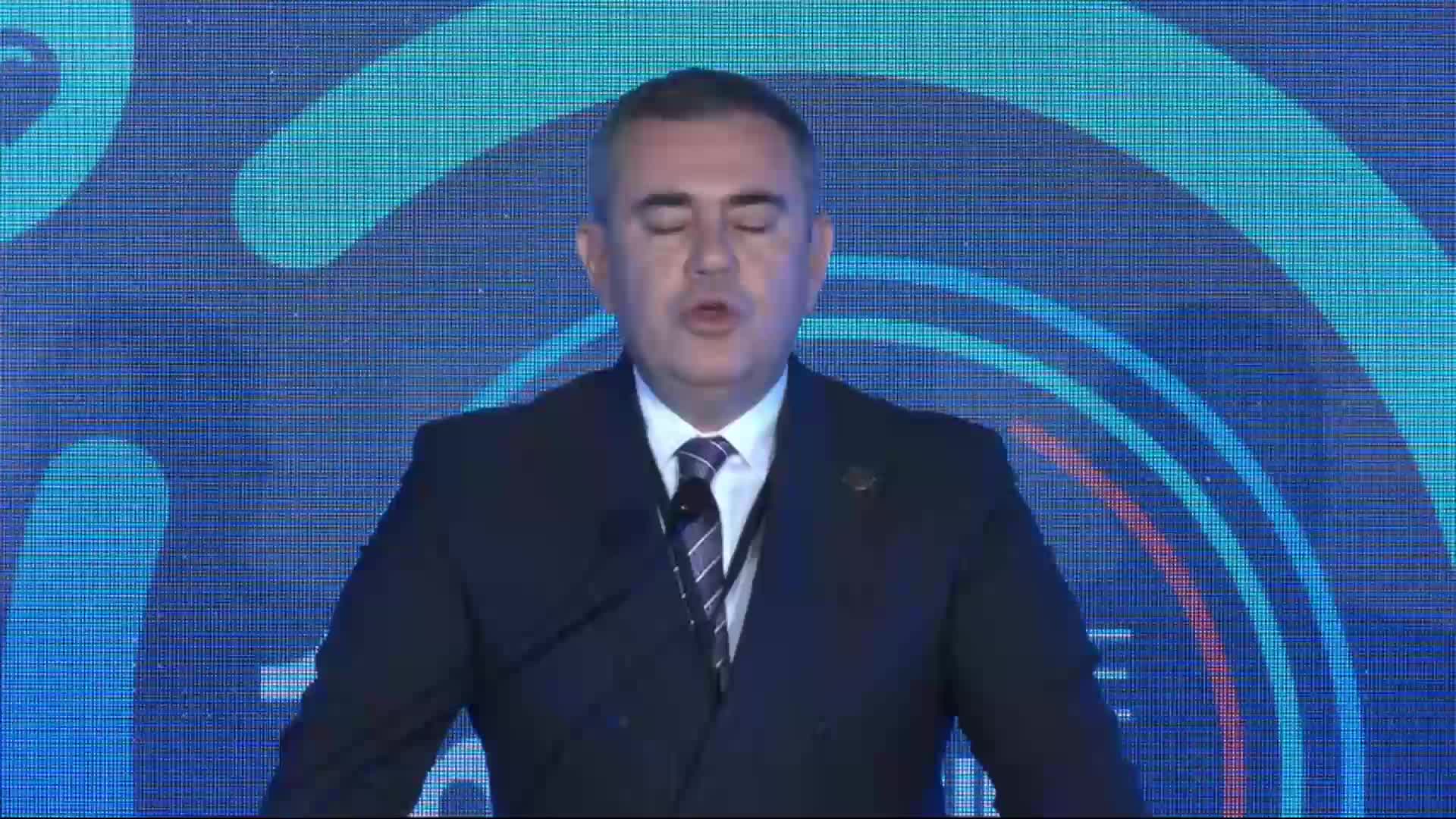TEB BAŞKANI ARMAN ÜNEY: “ÜLKEMİZDE İLAÇ YOKLUKLARI YAŞAMADAN HER İLACA ERİŞEBİLMENİN YOLU KAPSAMLI BİR YERLİ İLAÇ ÜRETİMİNDEN GEÇİYOR”
