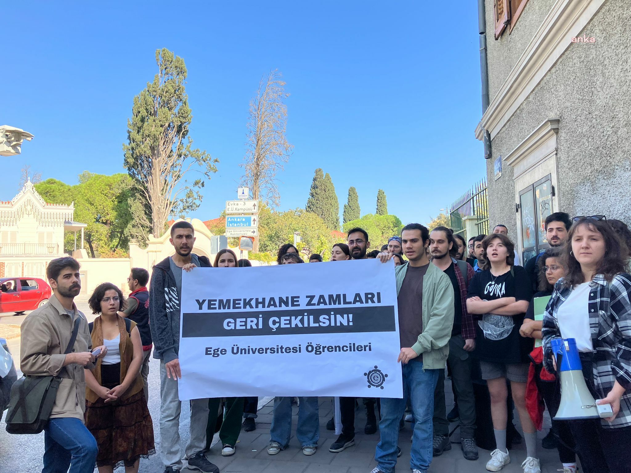 EGE ÜNİVERSİTESİ ÖĞRENCİLERİNDEN YEMEK ZAMMINA KARŞI İMZA KAMPANYASI: "FAHİŞ ZAMLARI KABUL ETMİYORUZ!"
