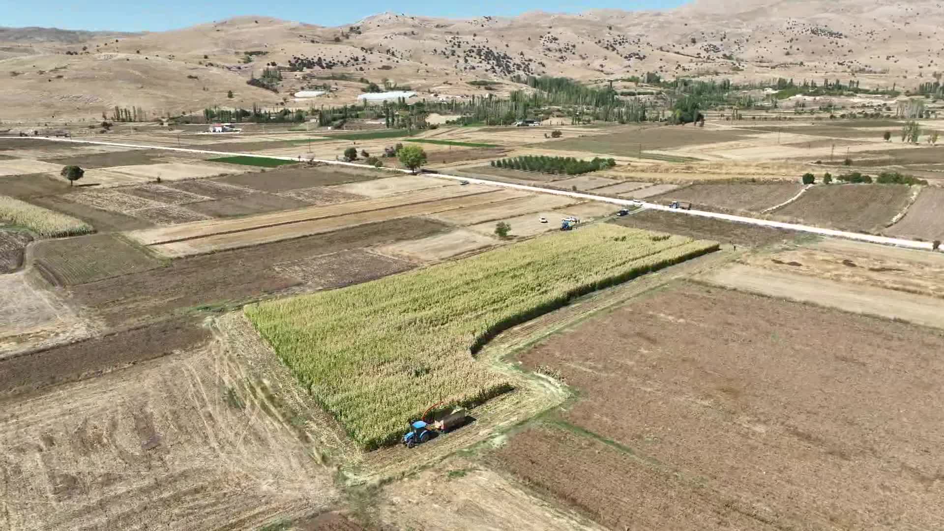 ANTALYA BÜYÜKŞEHİR, KORKUTELİ TAŞKESİĞİ MAHALLESİ’NE SİLAJ MAKİNESİ HİBE ETTİ