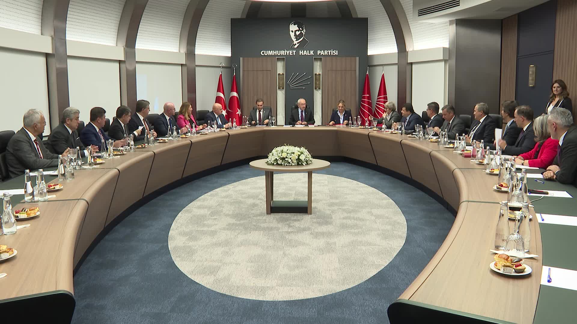 KILIÇDAROĞLU, CHP GENEL MERKEZİ’NDE MİLLETVEKİLLERİ İLE BİR ARAYA GELDİ
