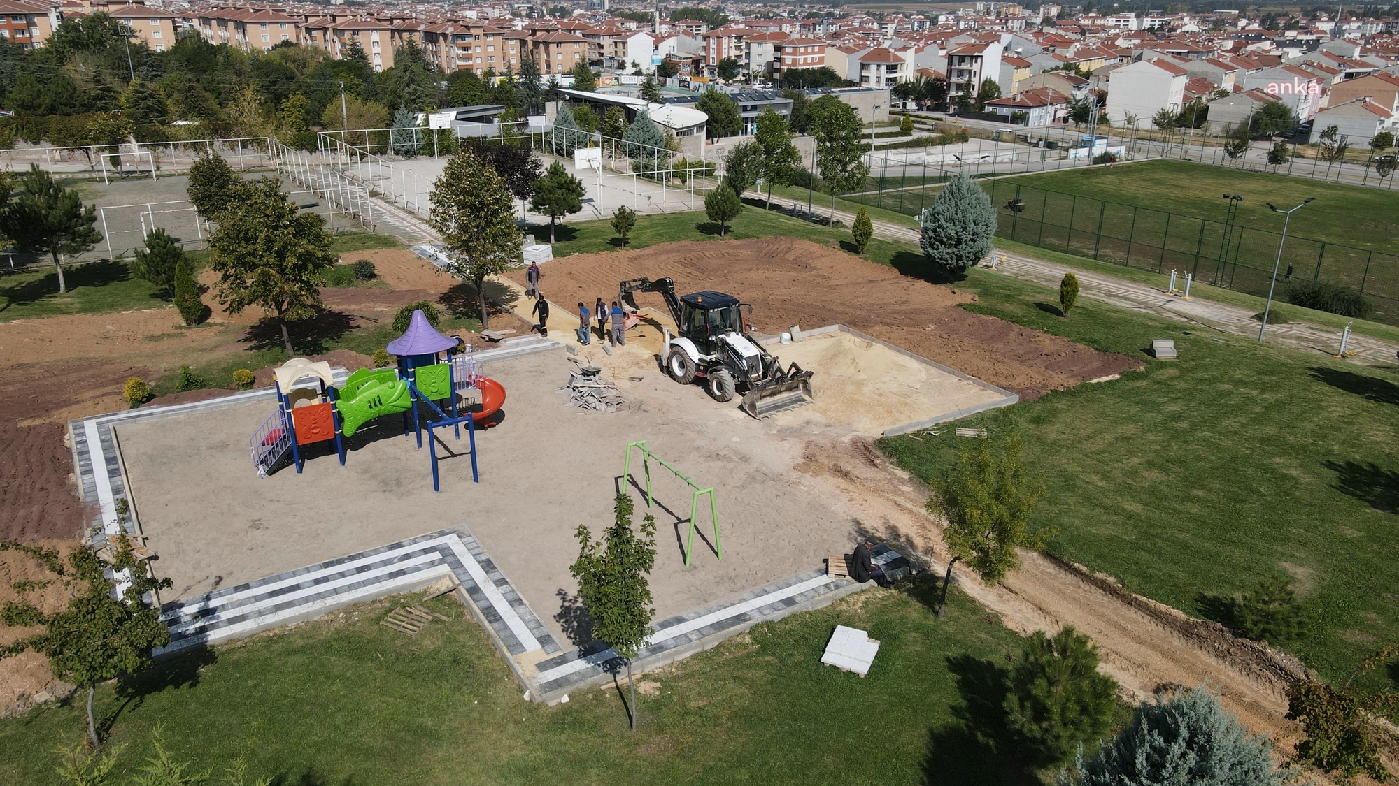 ODUNPAZARI’NDA PARKLAR VE SPOR ALANLARI YENİLENİYOR