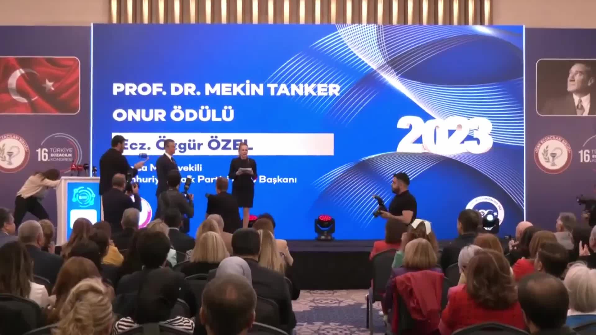 TÜRK ECZACILARI BİRLİĞİ'NDEN ÖZGÜR ÖZEL'E ONUR ÖDÜLÜ: "ÖRGÜTTE YAPTIKLARIMIZIN DIŞINDA SİYASETTE BİR ŞEYLER YAPABİLİRSEM BU ÖRGÜTE BORCUMU ANCAK ÖYLE ÖDEMİŞ OLURUM"