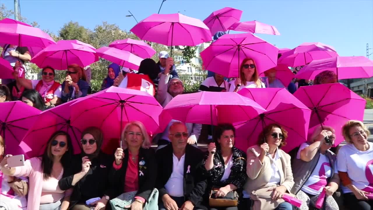 KARTAL’DA ‘PEMBE PATİKA YÜRÜYÜŞÜ’ İLE MEME KANSERİNE DİKKAT ÇEKİLDİ