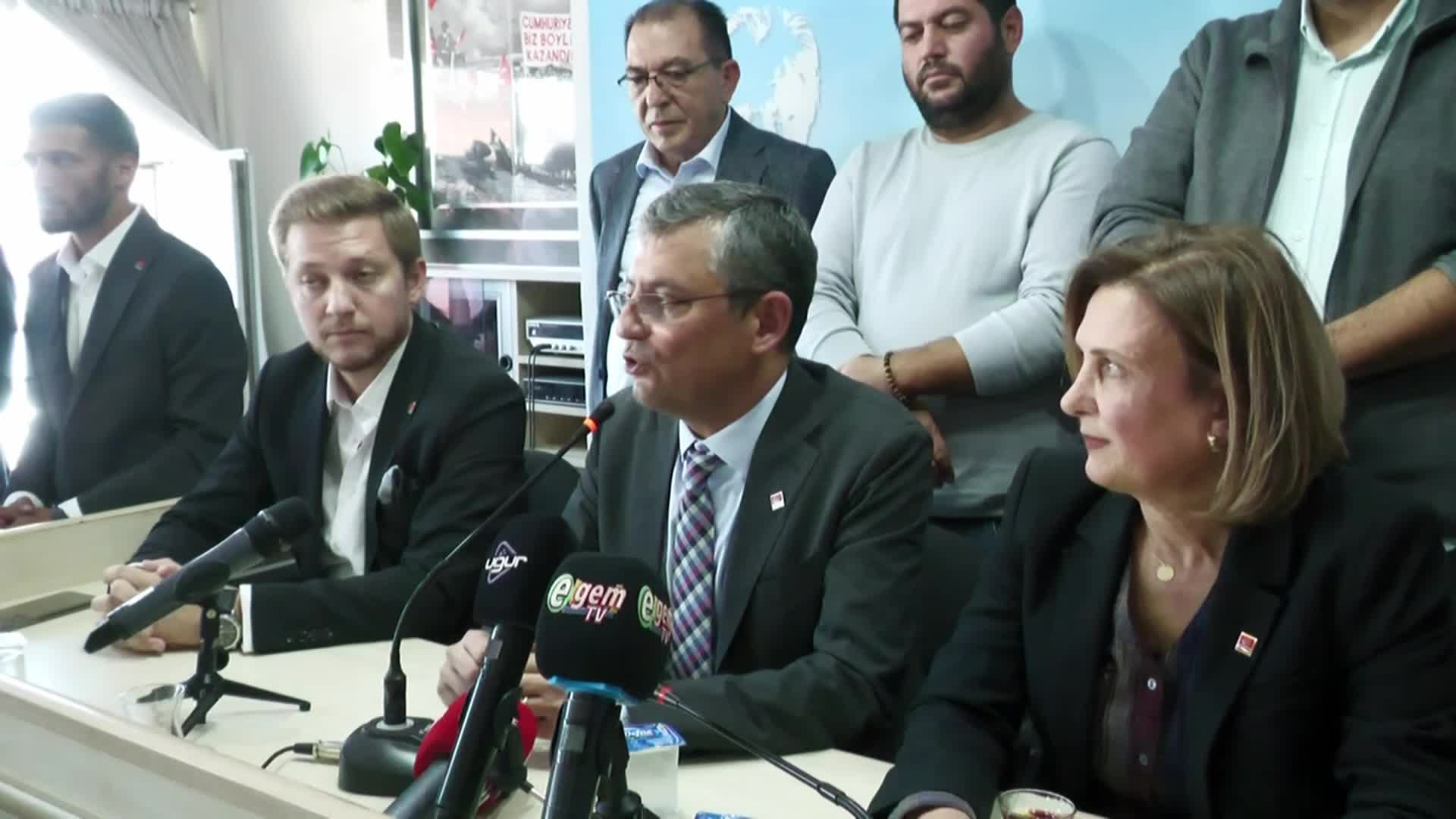 ÖZGÜR ÖZEL, CHP UŞAK İL BAŞKANLIĞI’NDA: “OY ALAMADIĞIMIZ ÜÇ SEÇMENLE MEŞGUL OLMAK, BAŞIMIZIN ÜZERİNDEKİ YÜZDE 25’LİK CAM TAVANI TUZLA BUZ ETMEK DURUMUNDAYIZ”