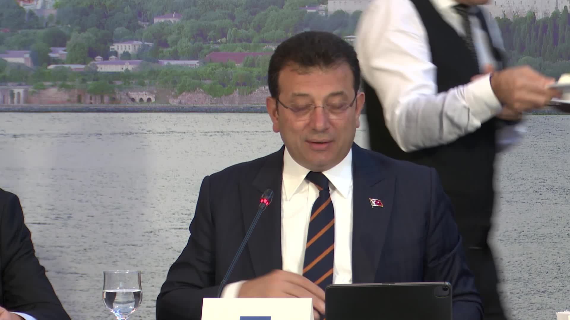 İMAMOĞLU AB TEMSİLCİLERİYLE BULUŞTU: "DÜNYAMIZ, 'ÇOKLU KRİZ' DÖNEMİNE GİRMİŞTİR. ÇÖZÜMLERİ İSE OTORİTER BİR YÖNETİMDE DEĞİL, FARKLI PAYDAŞLARIN DAHİL OLDUĞU İŞ BİRLİKÇİ BİR YAKLAŞIMDA BULUNABİLİR"