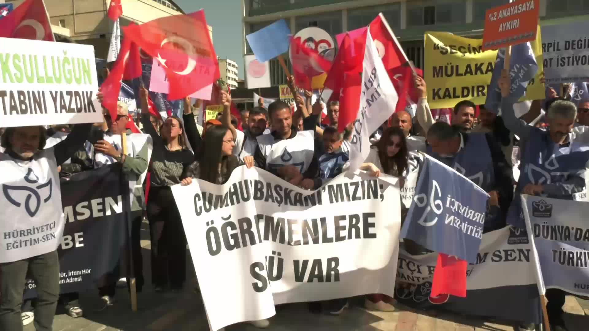 HÜRRİYETÇİ EĞİTİM SEN ÜYESİ ÖĞRETMENLER ANKARA'DA 'ÖNLÜK DEĞİL, ÖZLÜK' TALEBİYLE MİTİNG DÜZENLEDİ: "BİR SAAT EK DERS ÜCRETİYLE BİR TOST, ALTI SAAT EK DERS ÜCRETİYLE BİR KİLO ET ALINAMAMAKTADIR"