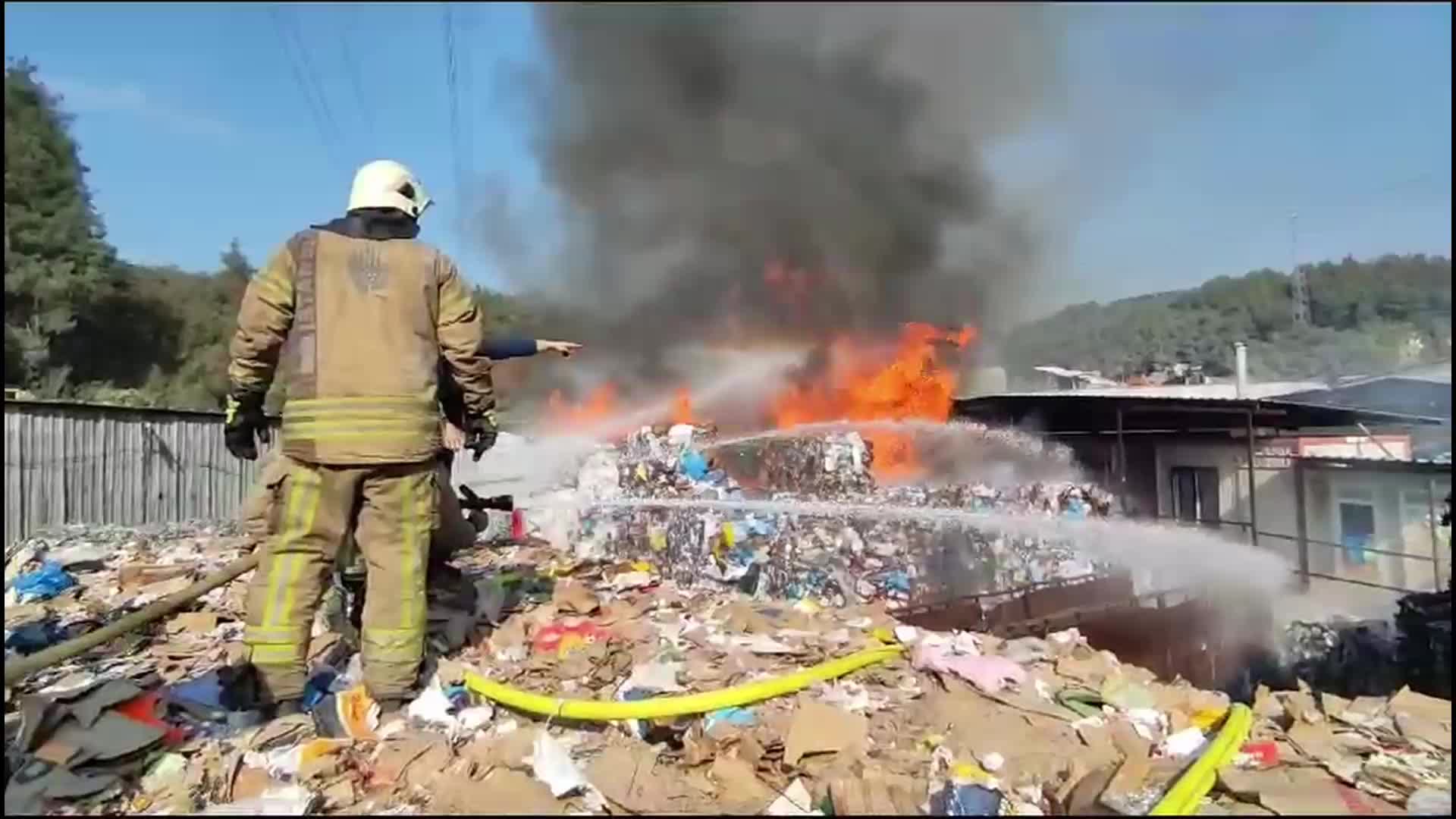 İSTANBUL’DA KAĞIT DEPOSUNDA YANGIN ÇIKTI