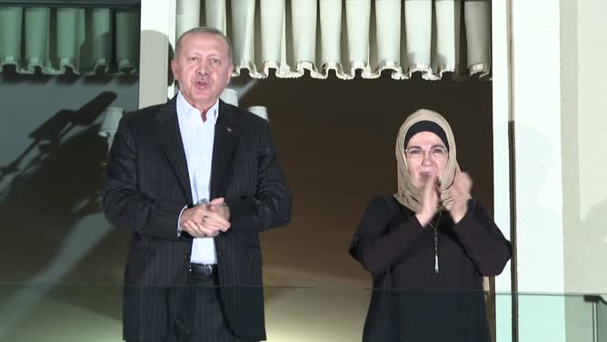 CUMHURBAŞKANI ERDOĞAN VE EŞİ EMİNE ERDOĞAN, SAĞLIK ÇALIŞANLARINA ALKIŞLARLA DESTEK VERDİ (21.03.2020)