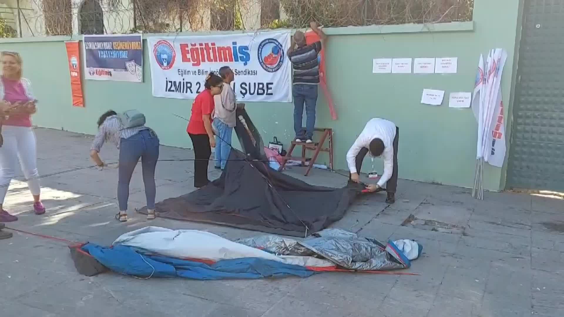 EĞİTİM-İŞ İZMİR ŞUBELERİNDEN ÇADIRLI PROTESTO: "ÖNLÜK DEĞİL ÖZLÜK HAKLARIMIZI İSTİYORUZ"