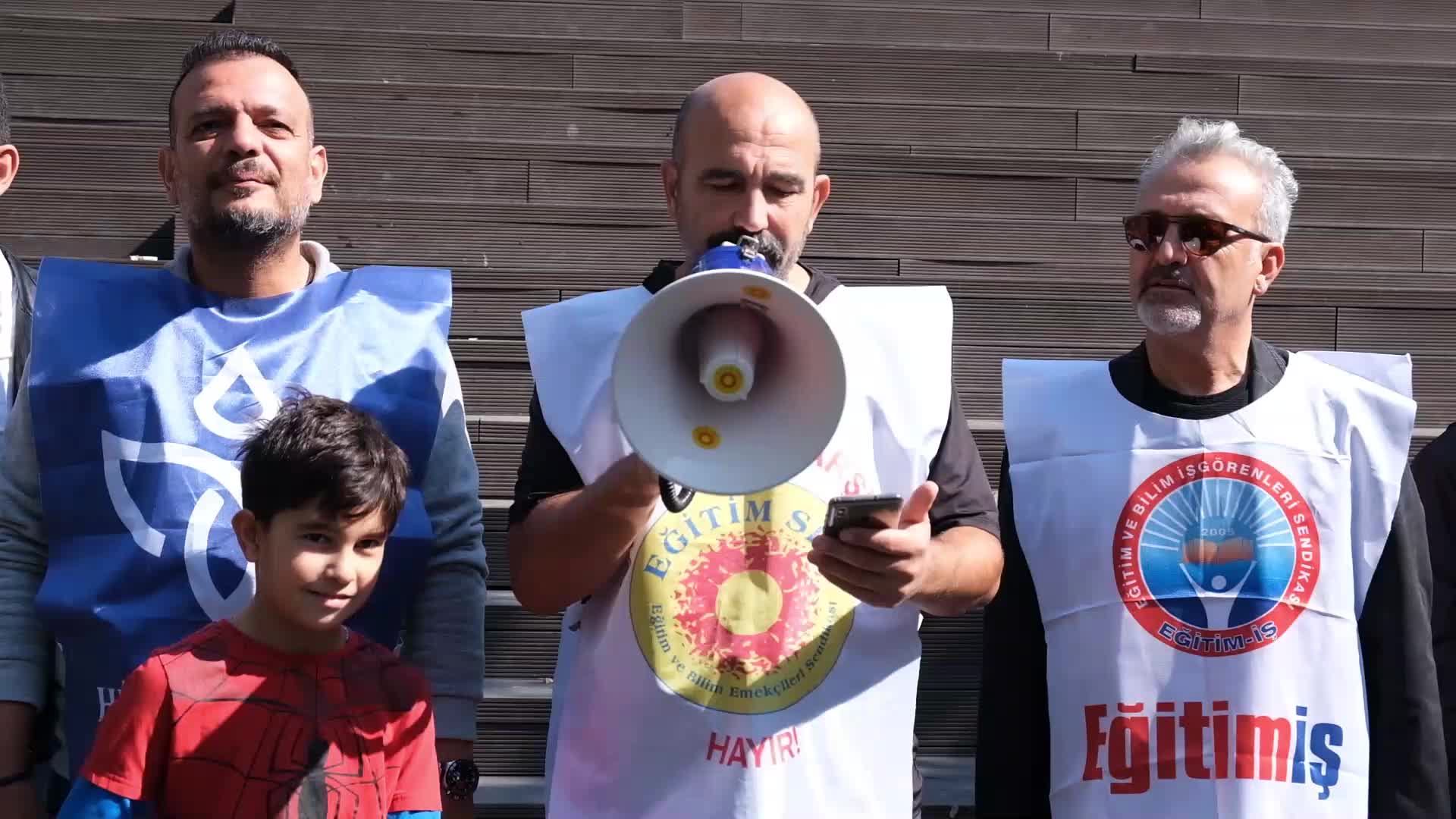 ESKİŞEHİR'DE EĞİTİM SENDİKALARI, MİLLİ EĞİTİM BAKANLIĞI'NIN ARA TATİLDE ÖĞRETMENLERE YÜZ YÜZE SEMİNER KARARINA TEPKİ GÖSTERDİ