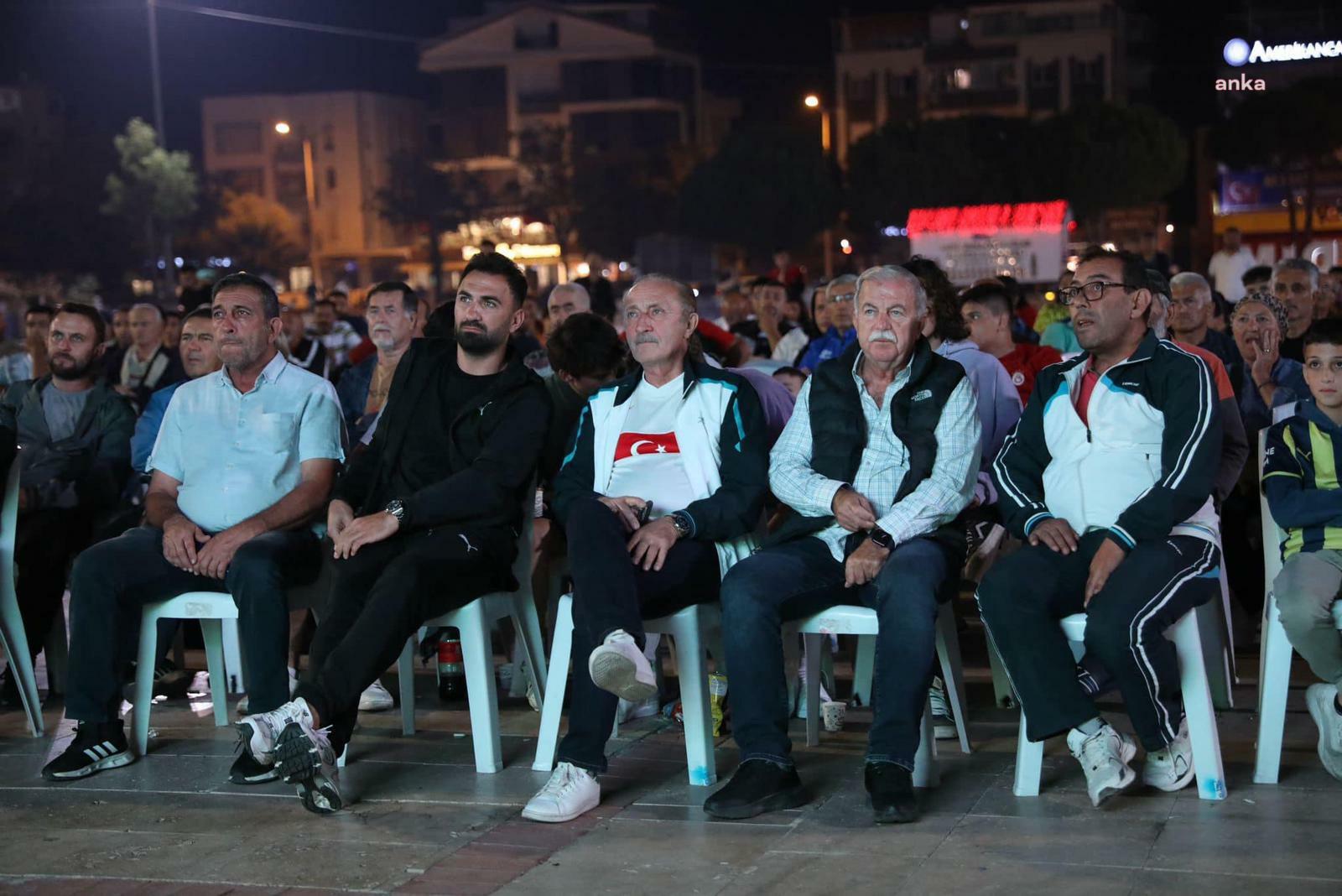 BAŞKAN ATABAY MİLLİ MAÇI VATANDAŞLARLA BİRLİKTE İZLEDİ