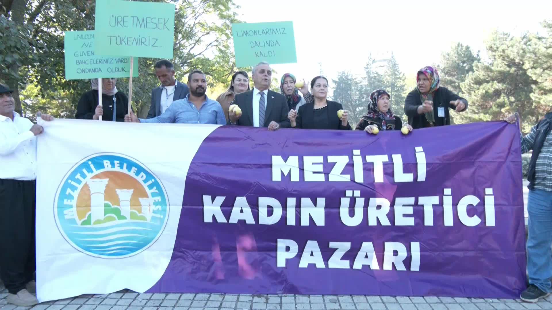MERSİNLİ LİMON ÜRETİCİLERİ MECLİS PARKI’NDA PROTESTO EYLEMİ YAPTI... HASAN UFUK ÇAKIR: “ÇİFTÇİYİ LİMON GİBİ SIKIYORLAR. BUNUN HESABINI 31 MART'TA BU MİLLET ONLARA  SORACAK”