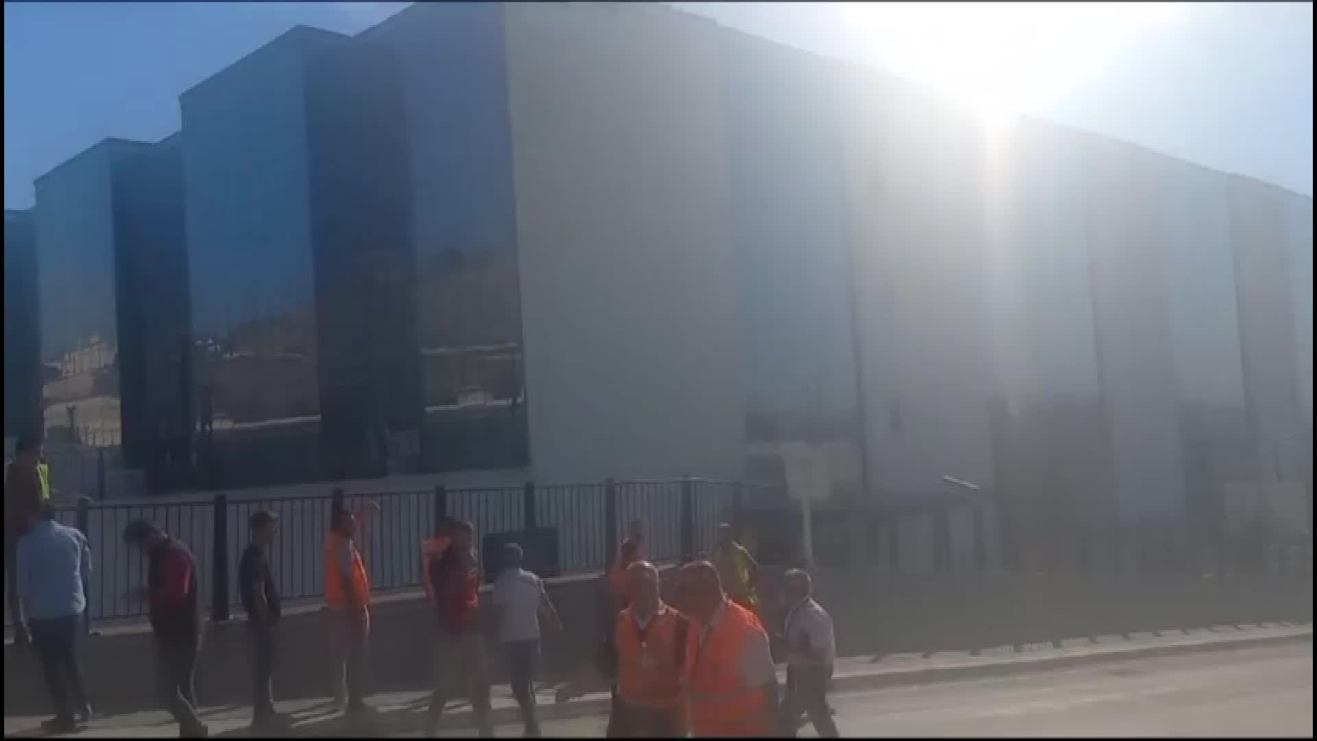 HASTA KABULÜNE BAŞLAYAN İZMİR BAYRAKLI ŞEHİR HASTANESİ'NDE HAKLARINI ALAMAYAN İNŞAAT İŞÇİLERİ HASTANENİN ÇATISINA ÇIKARAK EYLEM BAŞLATTI