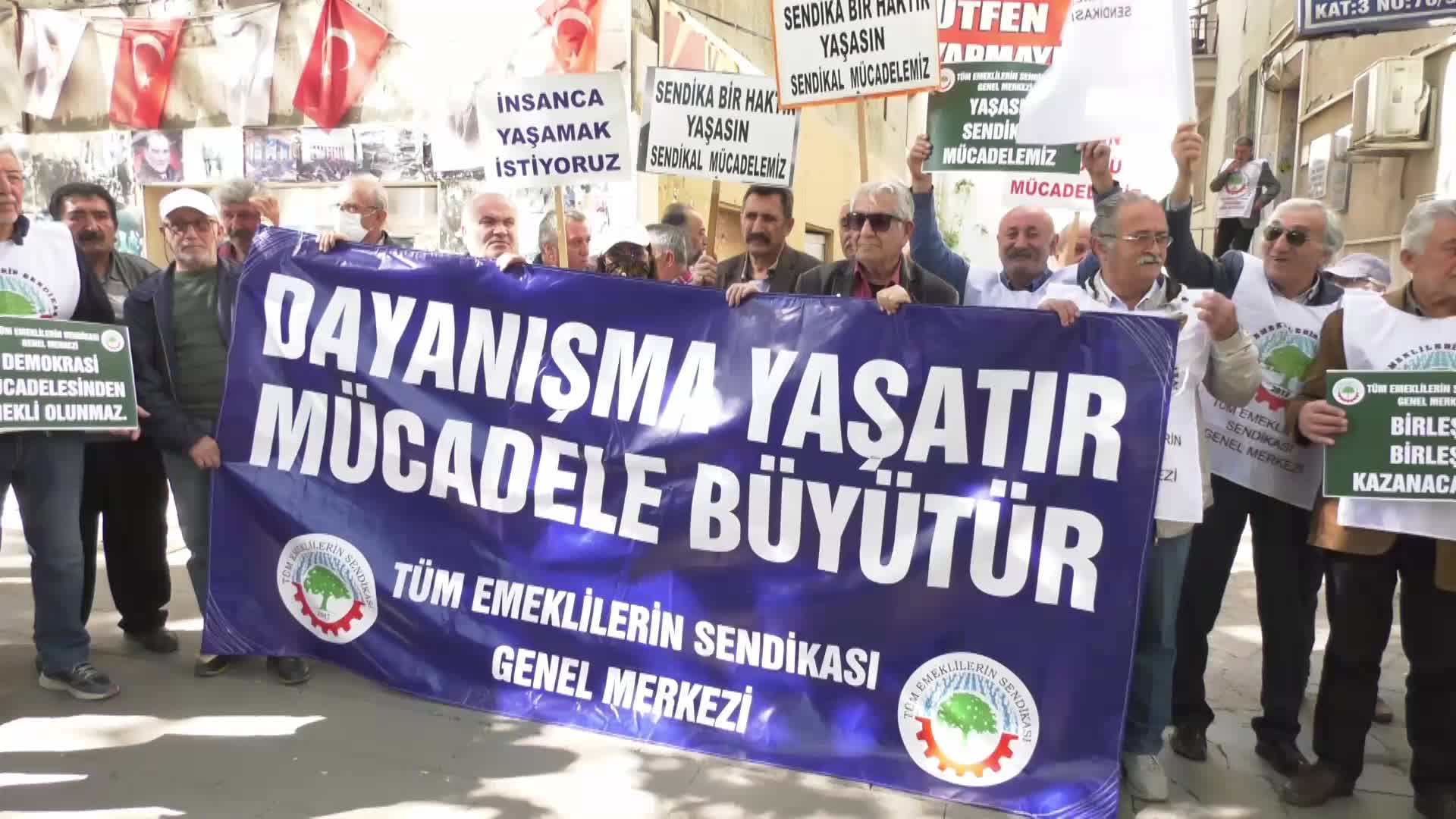 TÜM EMEKLİLERİN SENDİKASI ÜYELERİ, 17 EKİM’DEKİ  KAPATMA DAVASI  ÖNCESİ EYLEM YAPTI. TUNCA: "YARGININ SENDİKAMIZ LEHİNE KARAR VEREREK KAPATMA DAVASINI REDDETMESİNİ BEKLİYORUZ"