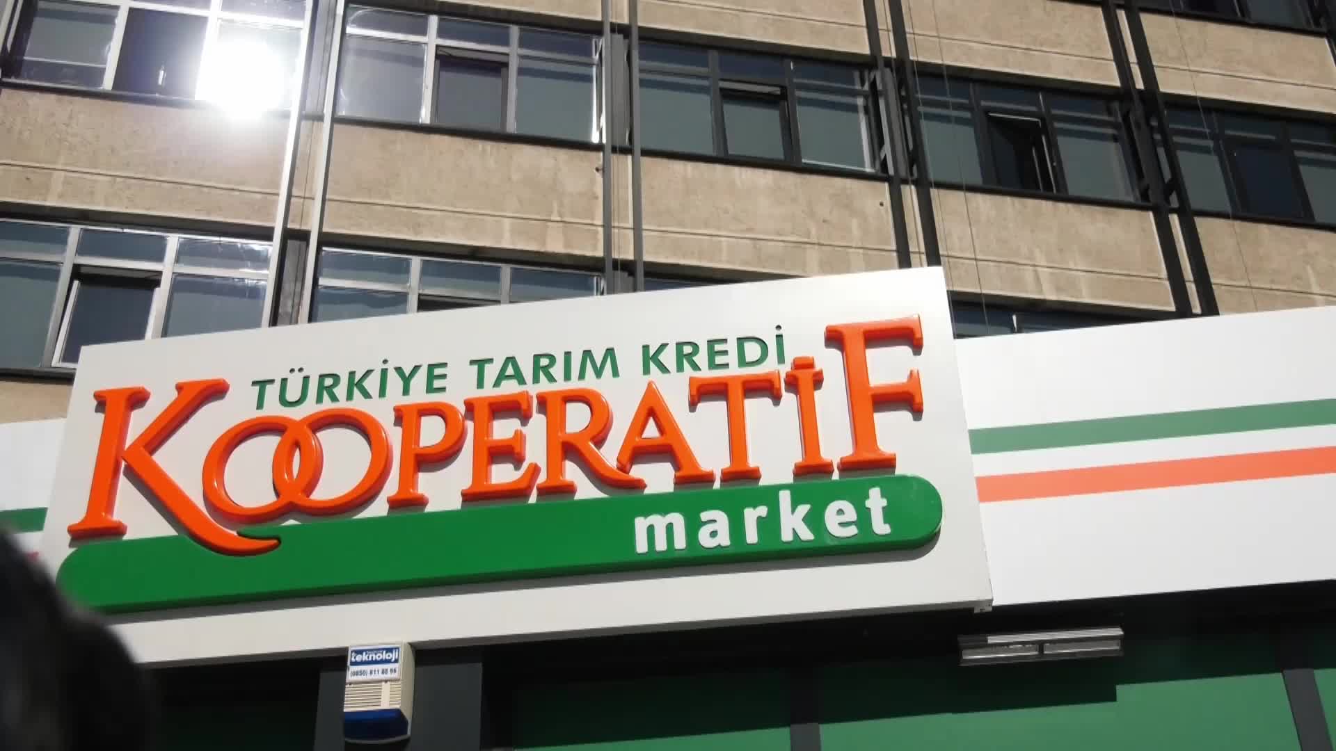 ANKARA'DA VATANDAŞLAR TARIM KREDİ'NİN İNDİRİM KAMPANYASINA TEPKİLİ: "YALAN SÖYLÜYORLAR. BOŞ BOŞ ALMADAN GİDİYORUM, 1 LİRAYLA BU İŞLER OLMAZ. ÇOCUK KANDIRIR GİBİ KANDIRMASINLAR İNSANLARI"
