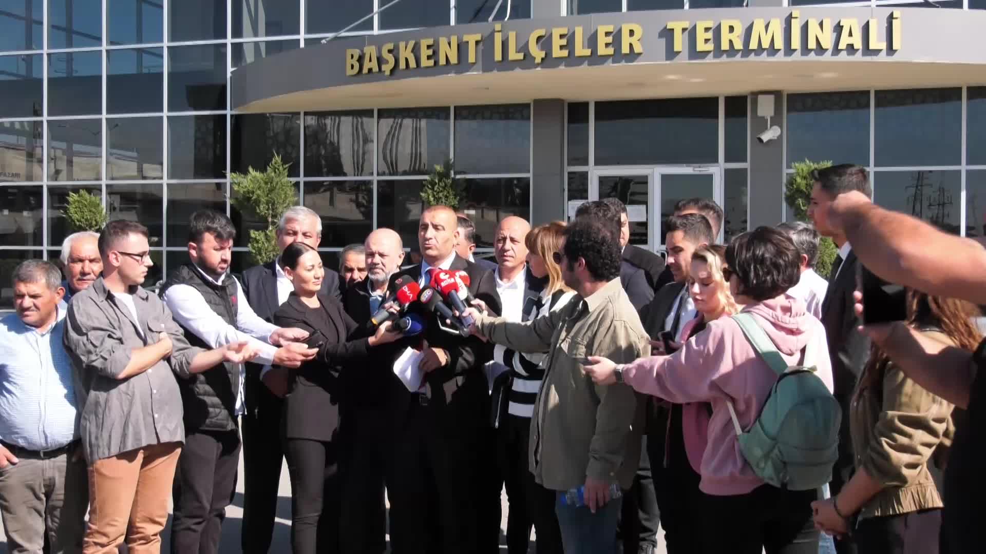 ÖZEL HALK OTOBÜSLERİ, AYIN İLK 4 GÜNÜ HARİÇ ÜCRETSİZ VE İNDİRİMLİ YOLCU TAŞIMAMA KARARINI OTOBÜSLERE ASTI...KARA: “YASAL OLARAK TAŞIMAMIZ LAZIM AMA TAŞIRSAK AKARYAKIT ALAMAYACAĞIZ. HER ŞEYİ GÖZE ALDIK”