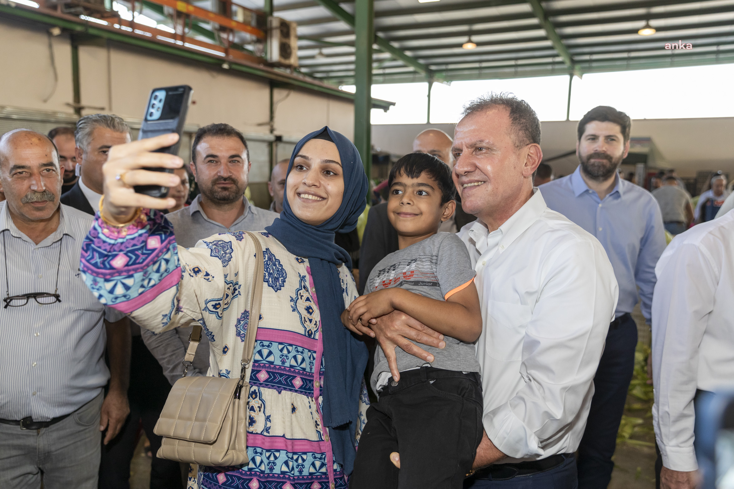 VAHAP SEÇER, TARSUS KIRKLARSIRTI’NDA PAZAR GEZDİ