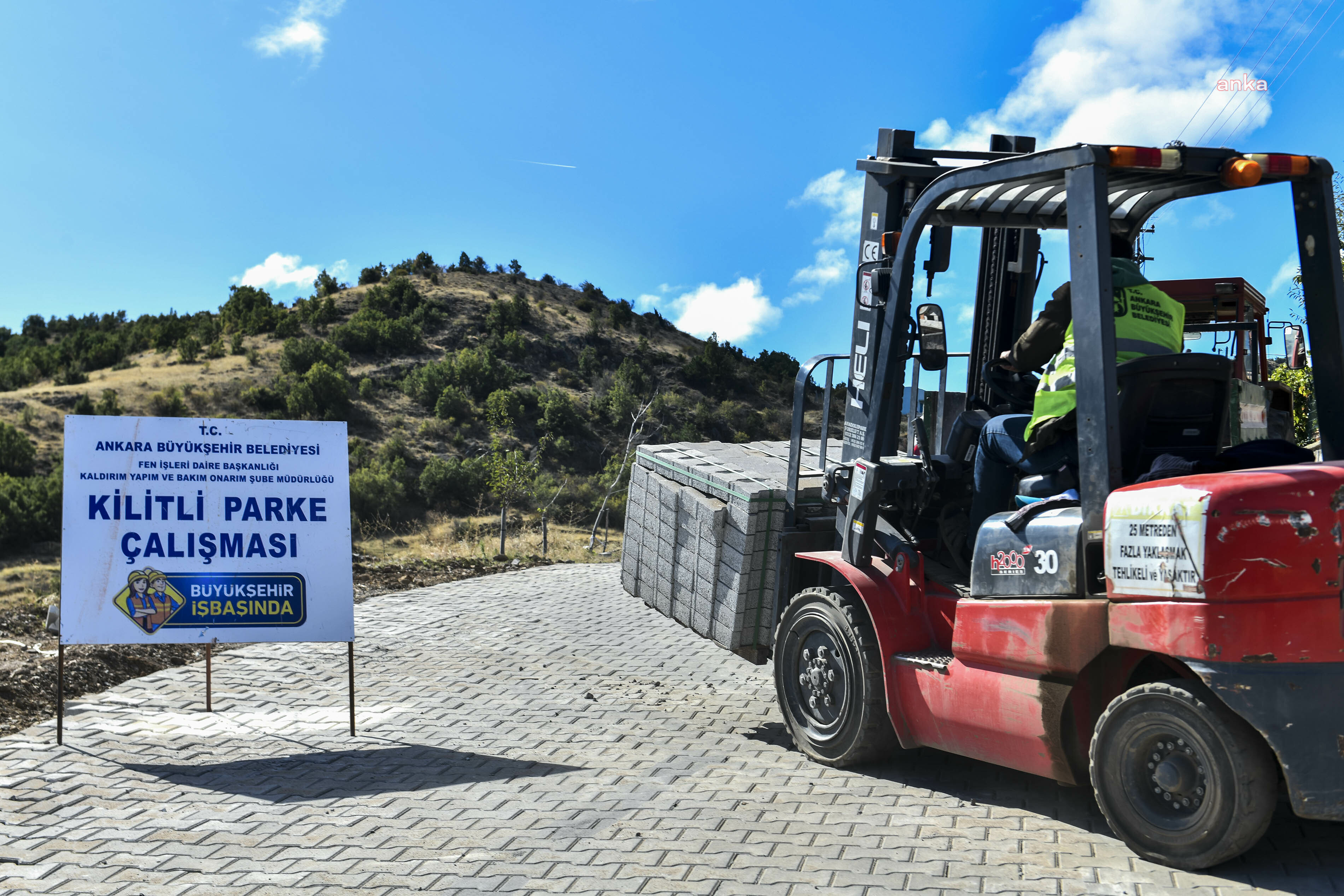 ANKARA BÜYÜKŞEHİR BELEDİYESİ'NDEN ÇEVRE İLÇELERE KİLİTLİ PARKE TAŞI DÖŞEME ÇALIŞMASI