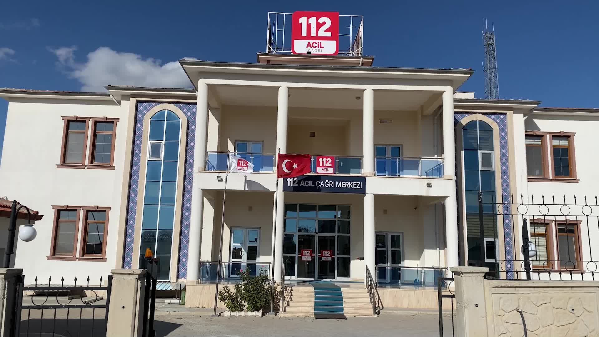 YOZGAT 112 ACİL ÇAĞRI MERKEZİ MÜDÜRÜ ESİM: "GELEN ÇAĞRILARIN YARISI ASILSIZ ÇIKIYOR. DÜĞÜNLERE DAVET, PASTA TARİFİ VE EVLENDİRME TALEPLERİ GELİYOR"