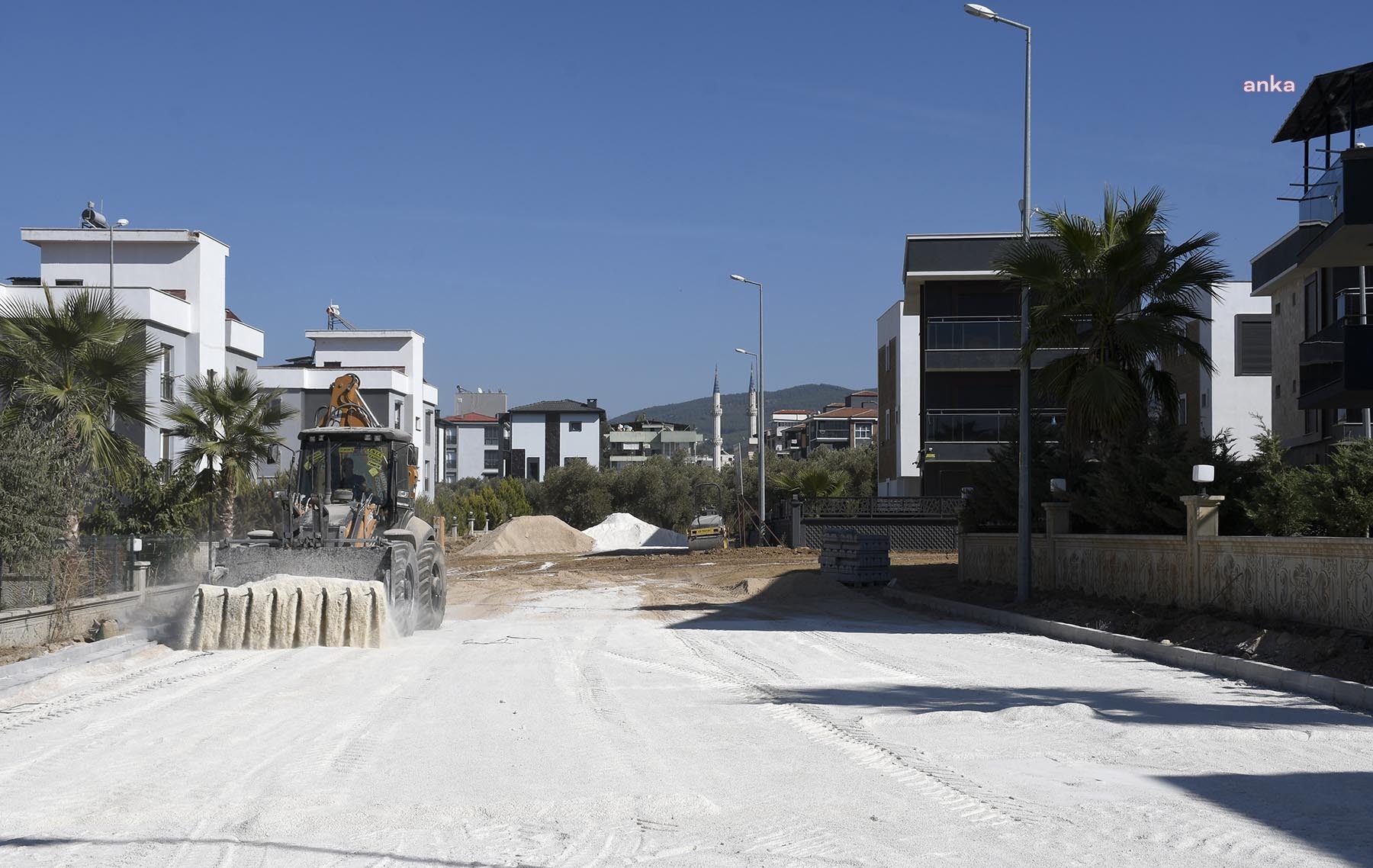 KUŞADASI BELEDİYESİ'NDEN DAVUTLARDA ÜSTYAPI ÇALIŞMASI